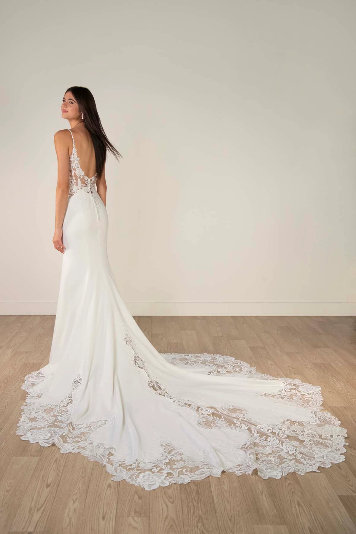 sy8340 Romantisches Etui-Brautkleid aus Spitze und Krepp mit seitlichen Illusion-Cutouts  by Stella York
