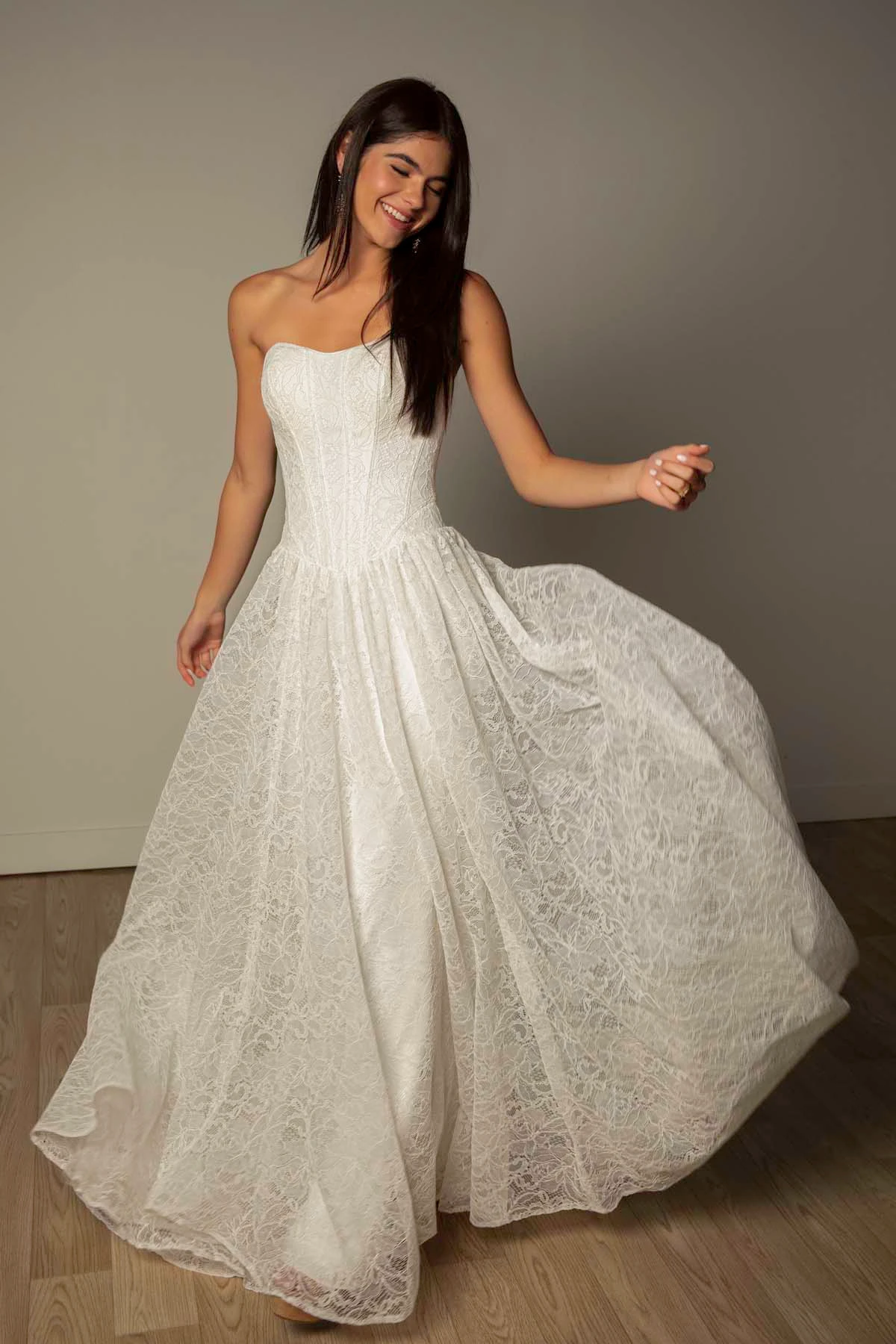 sy8341 A-Linien-Brautkleid aus Allover-Spitze mit herzförmigem Ausschnitt und wellenförmiger Schleppe  by Stella York