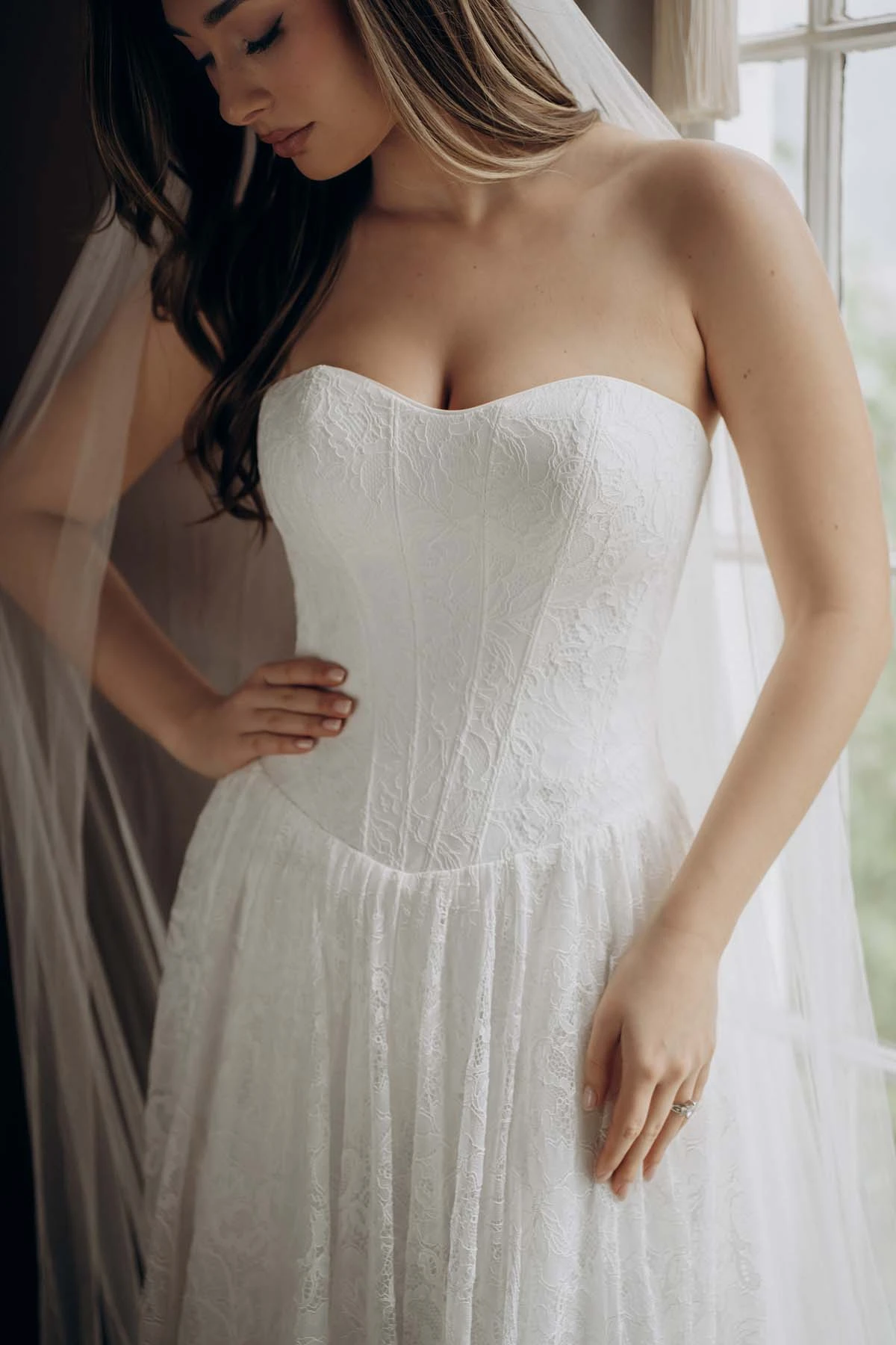 sy8341 A-Linien-Brautkleid aus Allover-Spitze mit herzförmigem Ausschnitt und wellenförmiger Schleppe  by Stella York