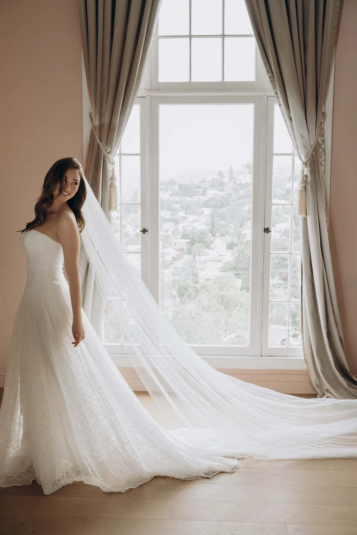 sy8341 A-Linien-Brautkleid aus Allover-Spitze mit herzförmigem Ausschnitt und wellenförmiger Schleppe  by Stella York
