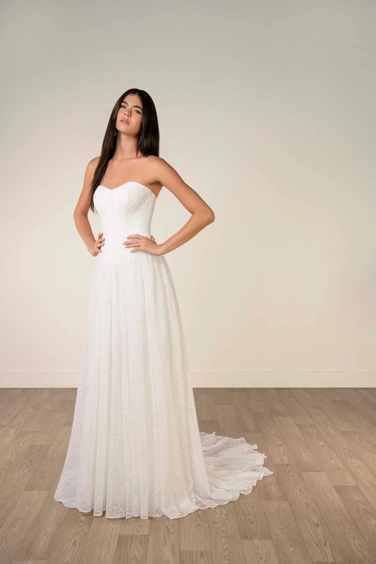sy8341 A-Linien-Brautkleid aus Allover-Spitze mit herzförmigem Ausschnitt und wellenförmiger Schleppe  by Stella York