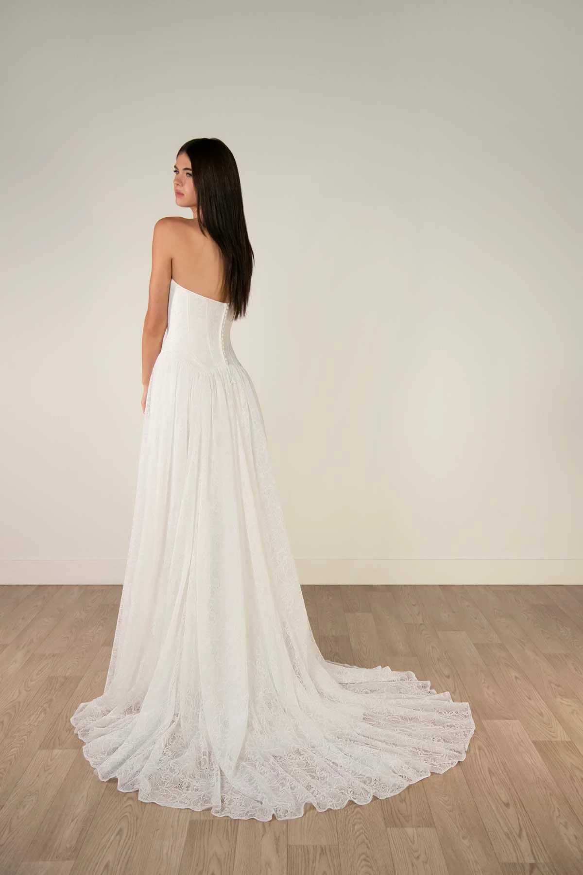 sy8341 A-Linien-Brautkleid aus Allover-Spitze mit herzförmigem Ausschnitt und wellenförmiger Schleppe  by Stella York