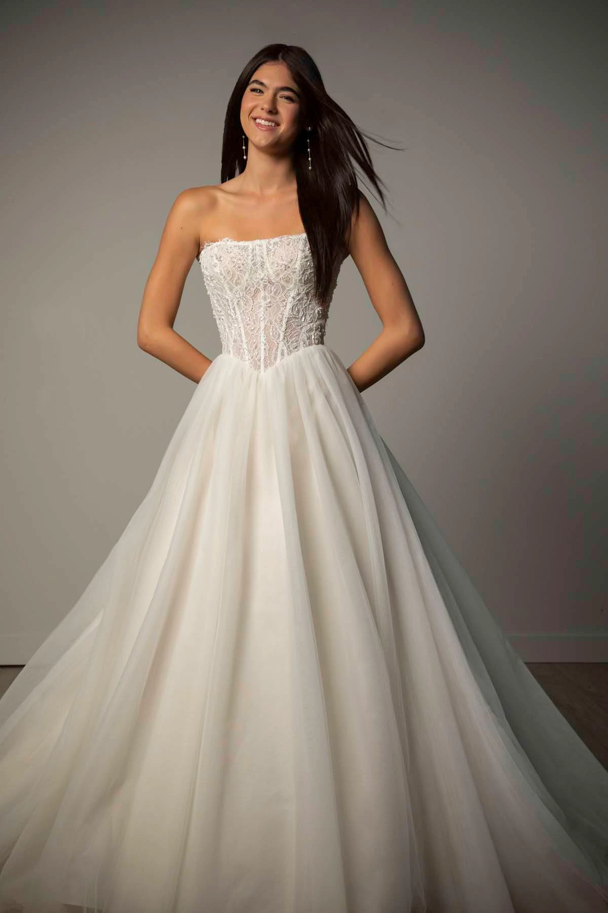 Trägerloses A-Linien-Brautkleid aus Spitze und Tüll mit perlenverziertem Korsettoberteil, SY8342, byStella York