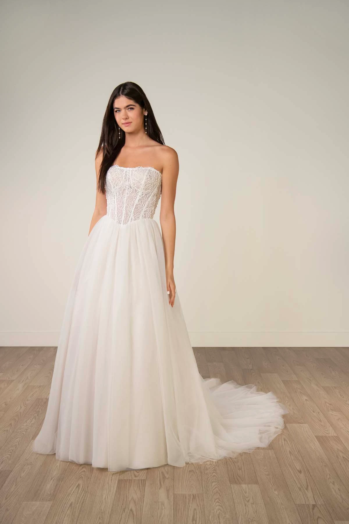 sy8342 Trägerloses A-Linien-Brautkleid aus Spitze und Tüll mit perlenverziertem Korsettoberteil  by Stella York