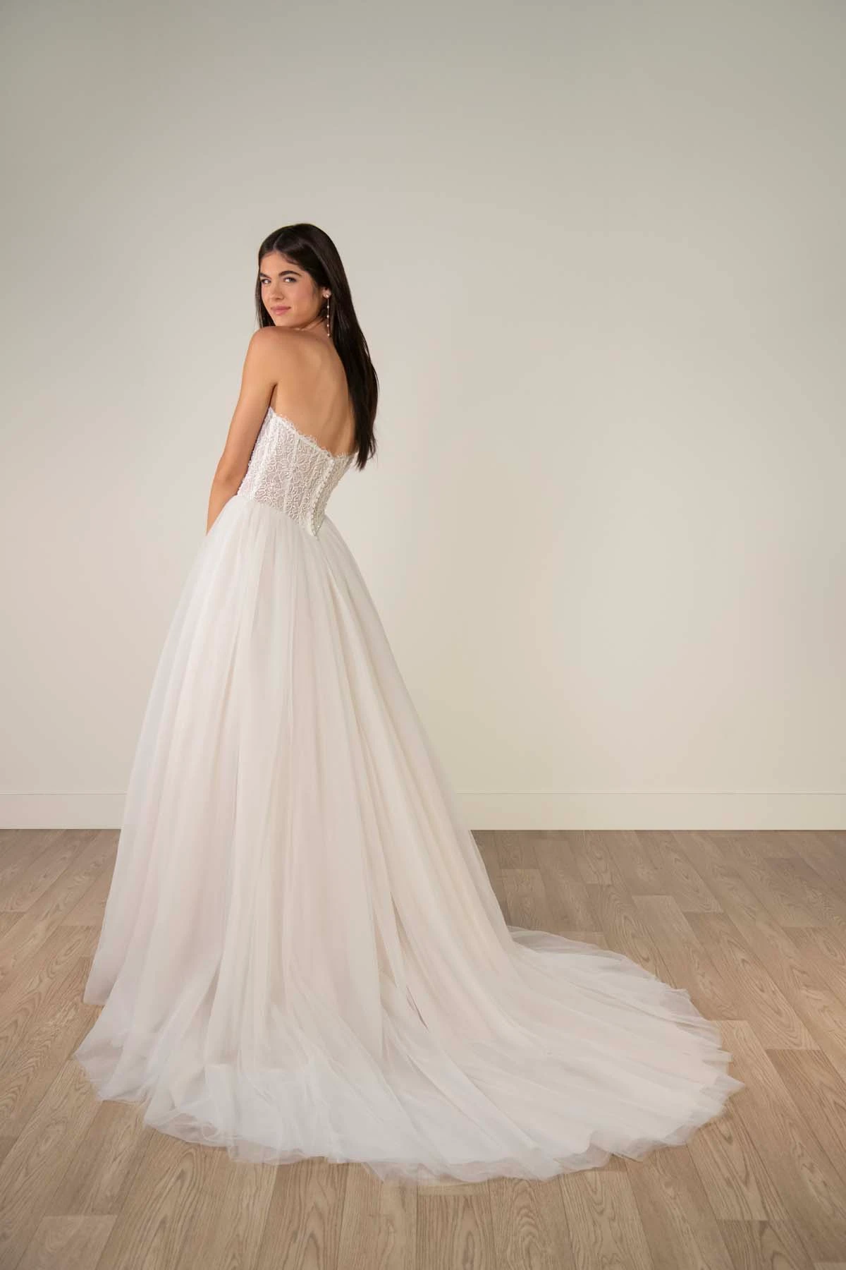 sy8342 Trägerloses A-Linien-Brautkleid aus Spitze und Tüll mit perlenverziertem Korsettoberteil  by Stella York