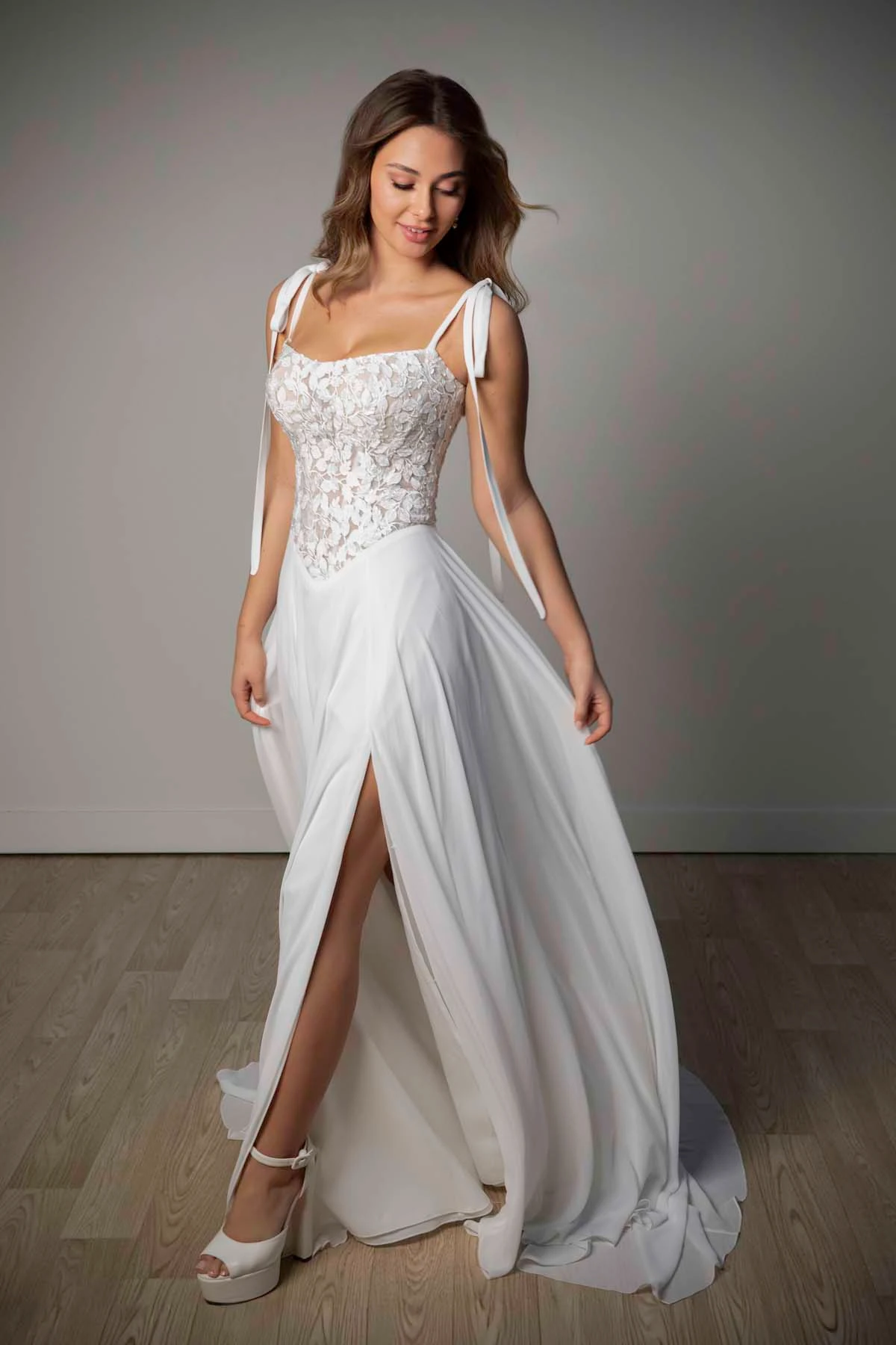 A-Linien-Brautkleid aus Spitze und mattem Chiffon mit Bindeträgern, SY8343, byStella York