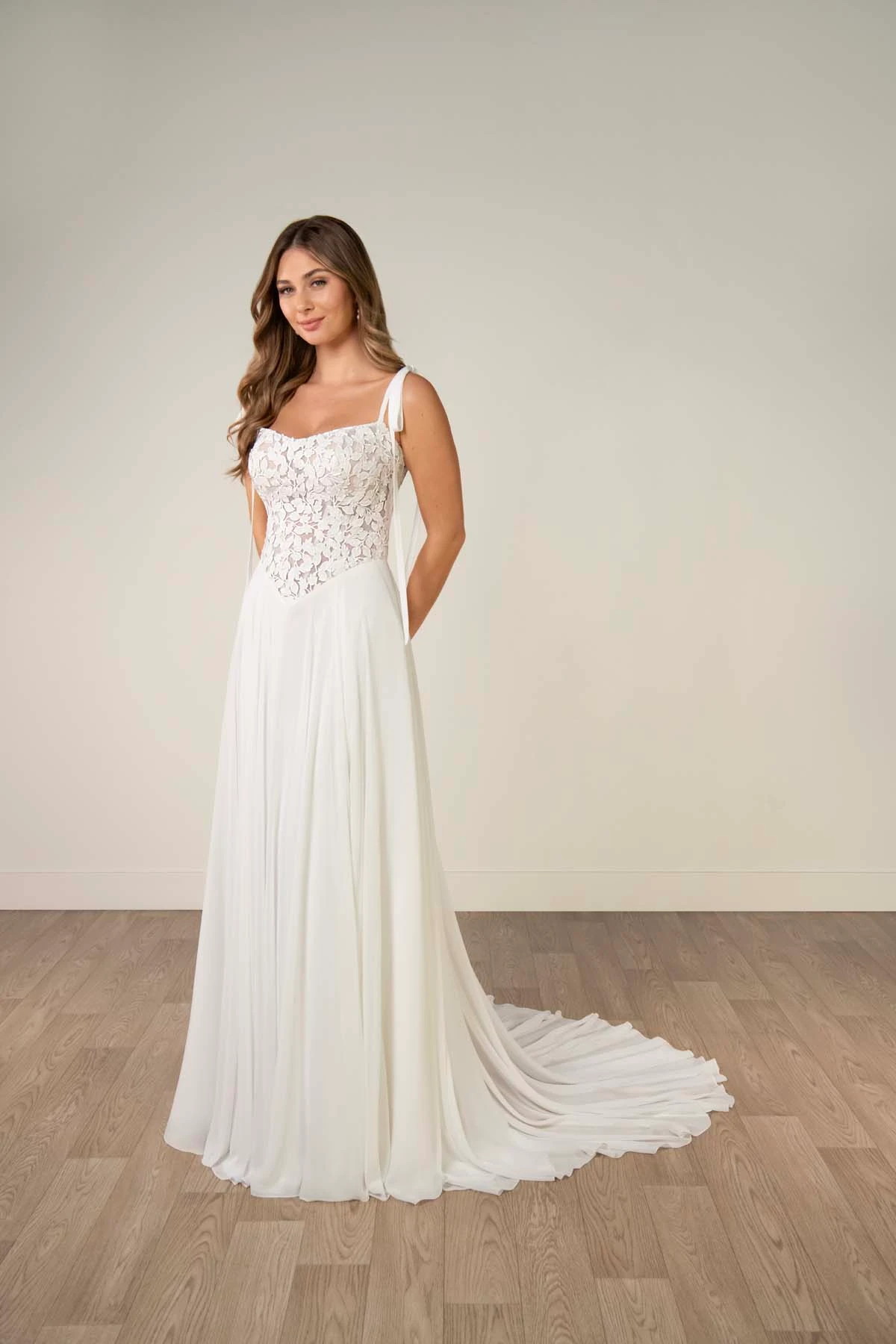 sy8343 A-Linien-Brautkleid aus Spitze und mattem Chiffon mit Bindeträgern  by Stella York