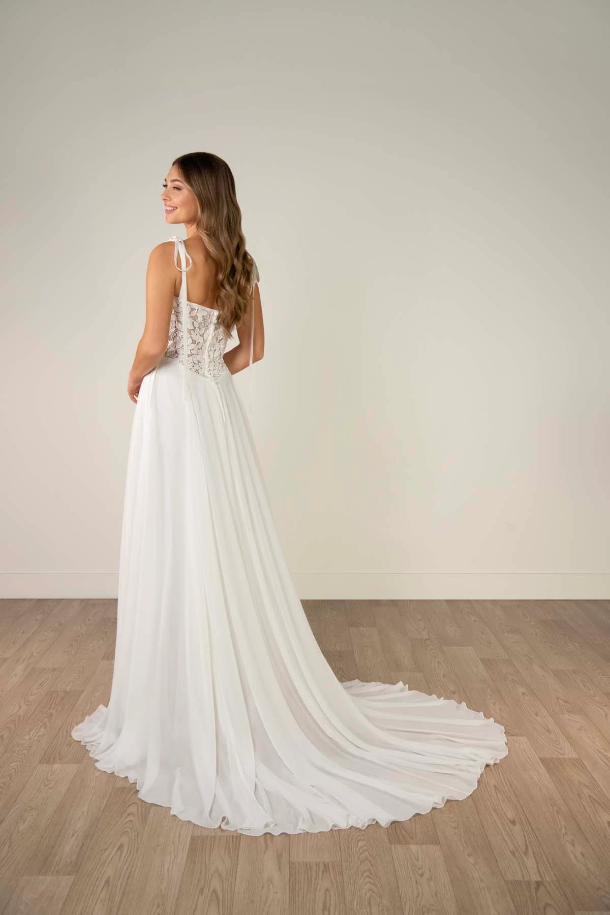 sy8343 A-Linien-Brautkleid aus Spitze und mattem Chiffon mit Bindeträgern  by Stella York