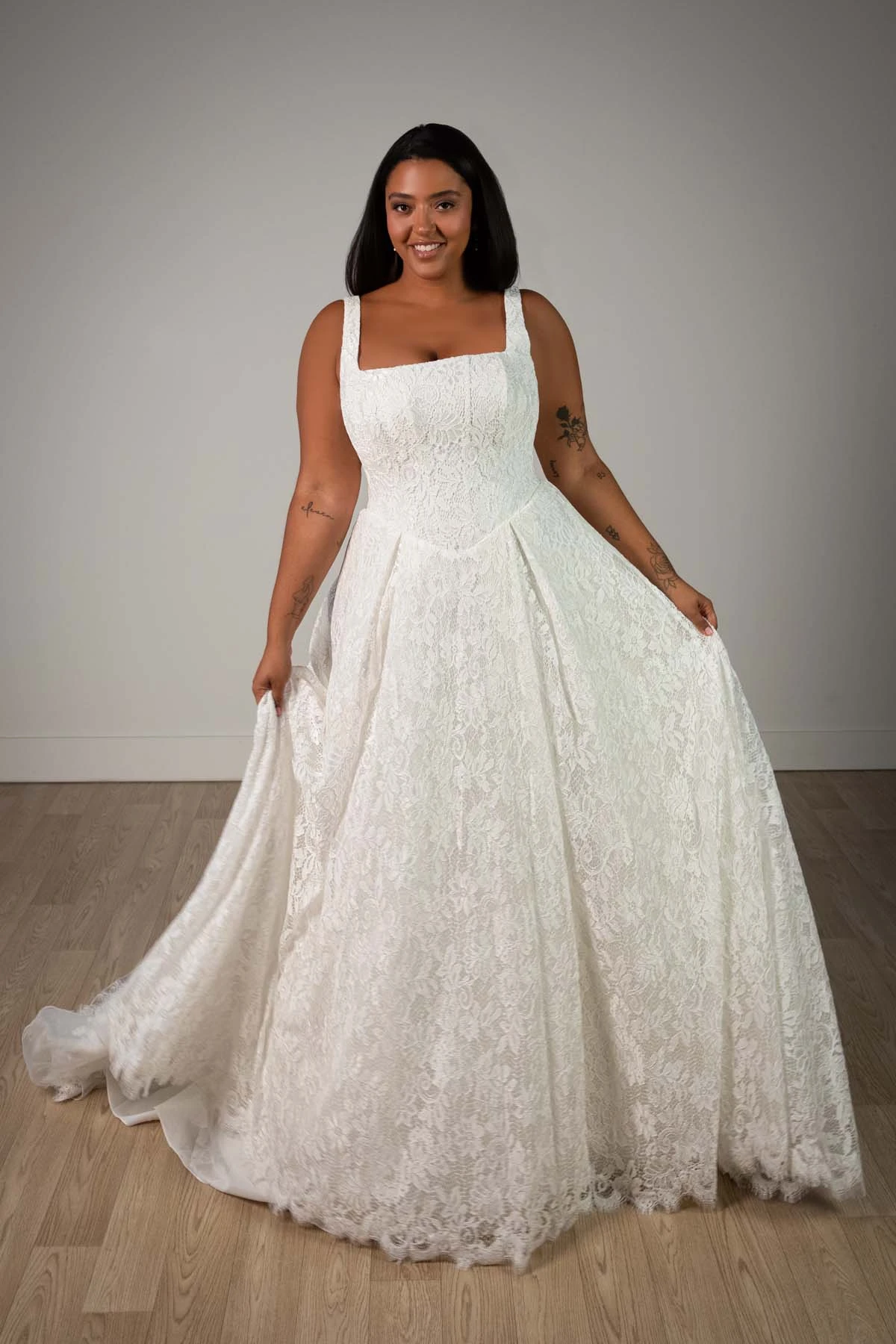 sy8344 A-Linien-Brautkleid aus Allover-Spitze mit Karree-Ausschnitt und Korsettoberteil  by Stella York