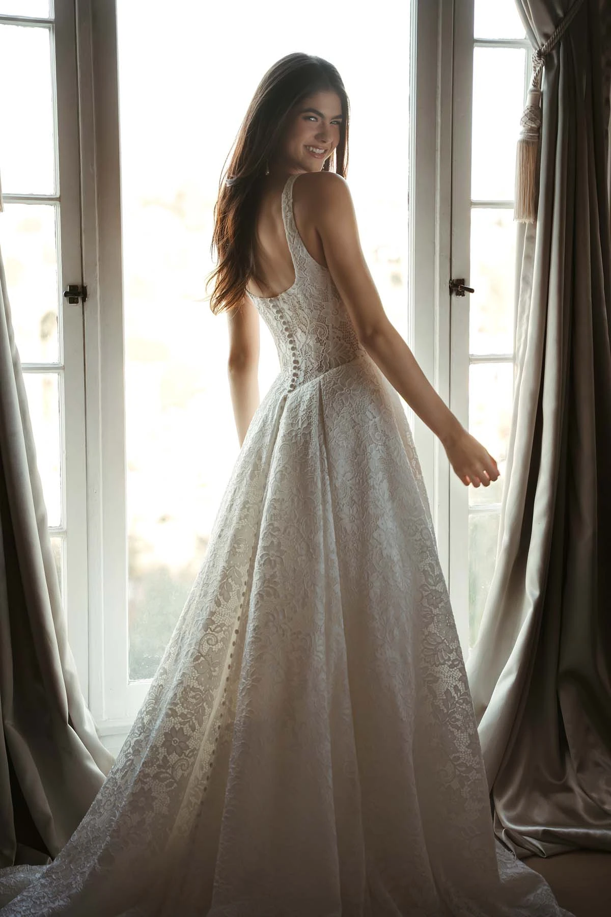 sy8344 A-Linien-Brautkleid aus Allover-Spitze mit Karree-Ausschnitt und Korsettoberteil  by Stella York