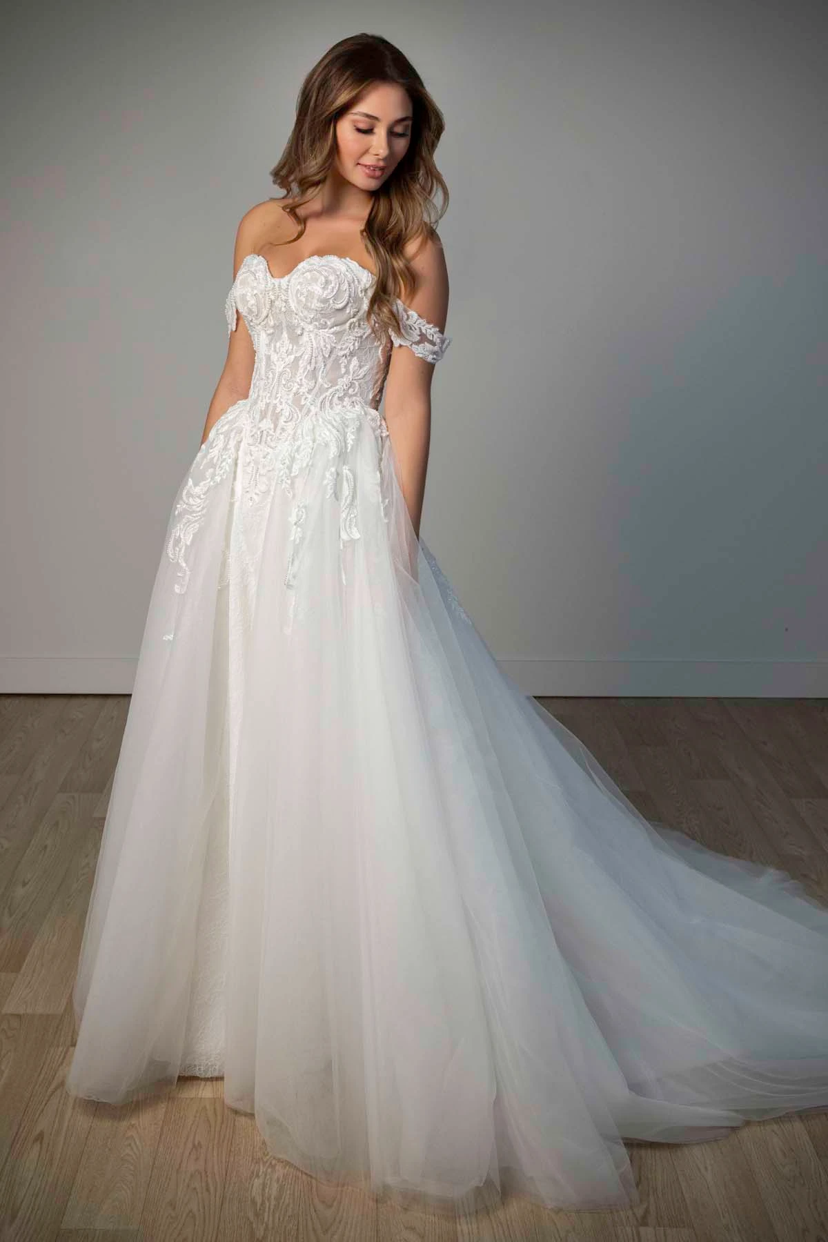 sy8345 Schulterfreies A-Linien-Brautkleid aus Spitze und Tüll mit abnehmbaren floralen Trägern  by Stella York