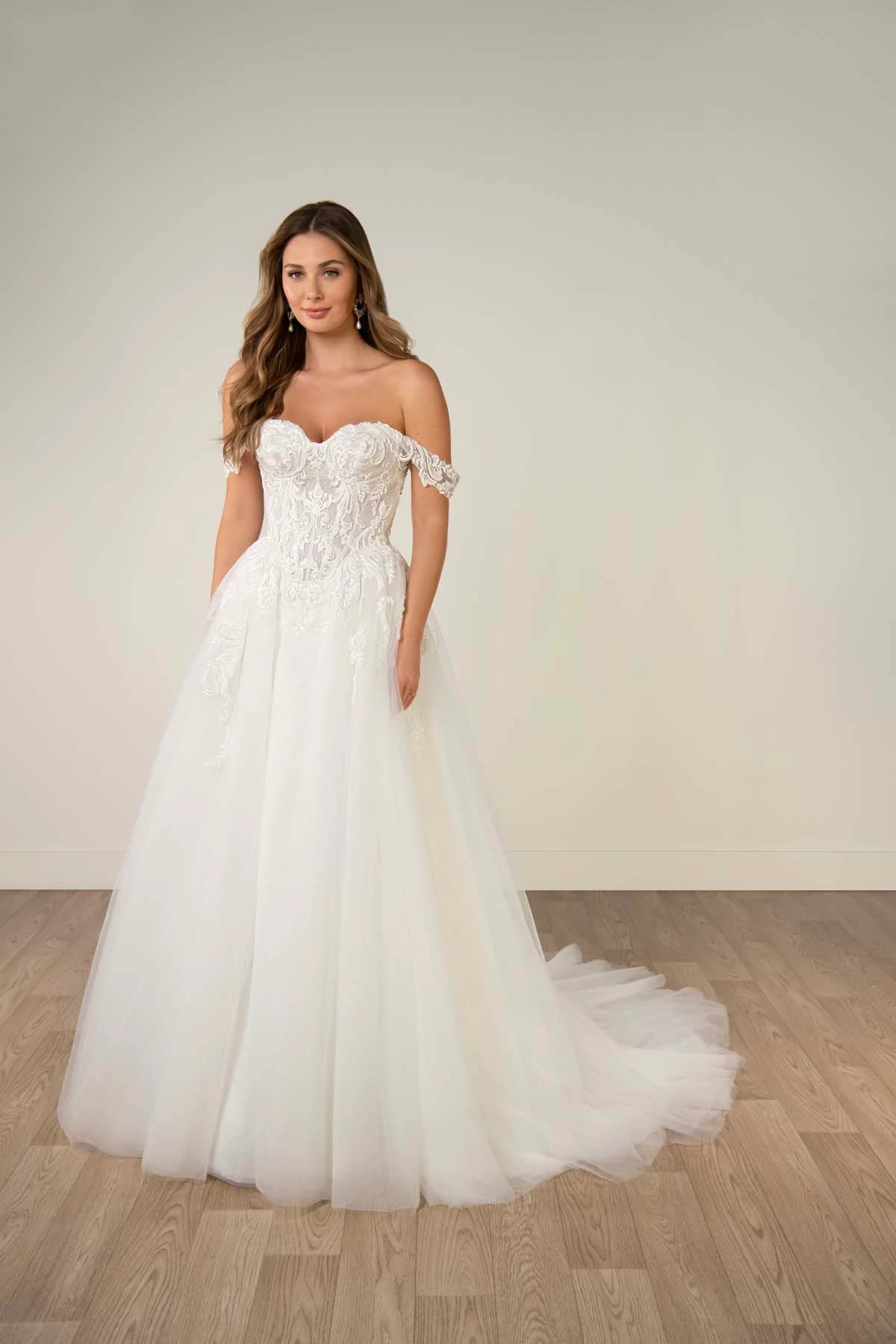 sy8345 Schulterfreies A-Linien-Brautkleid aus Spitze und Tüll mit abnehmbaren floralen Trägern  by Stella York