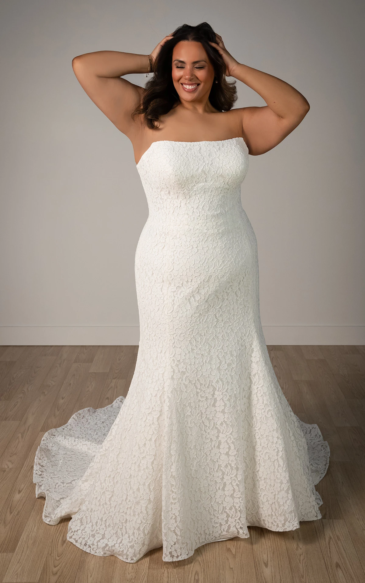 sy8306+ Trägerloses Spitzen-Meerjungfrau-Brautkleid in Übergröße mit gewelltem Saumabschluss  by Stella York