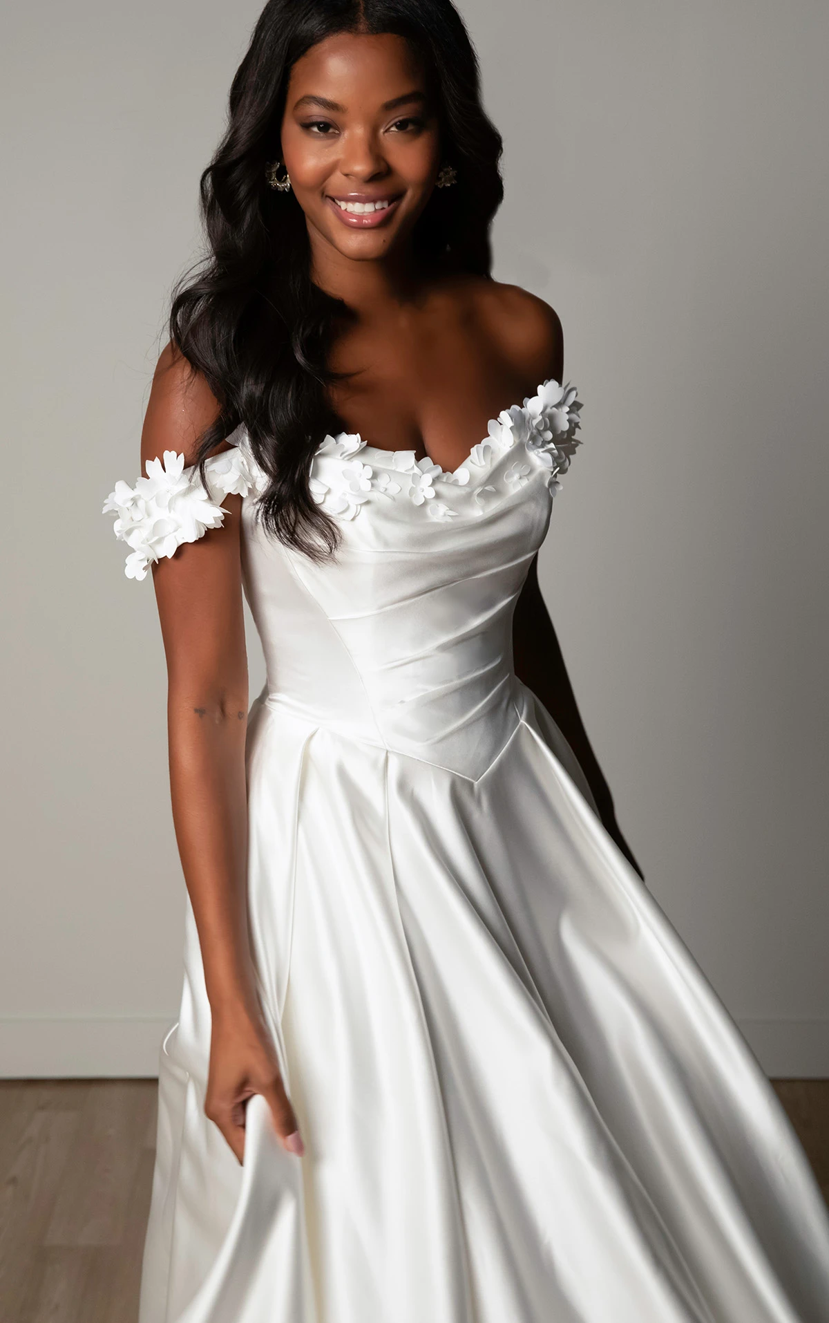 sy8288 Schulterfreies A-Linien-Brautkleid aus Satin mit floralem Ausschnitt und Taschen  by Stella York