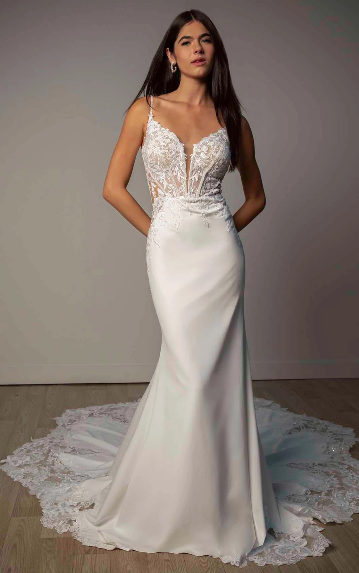 sy8340 Romantisches Etui-Brautkleid aus Spitze und Krepp mit seitlichen Illusion-Cutouts  by Stella York