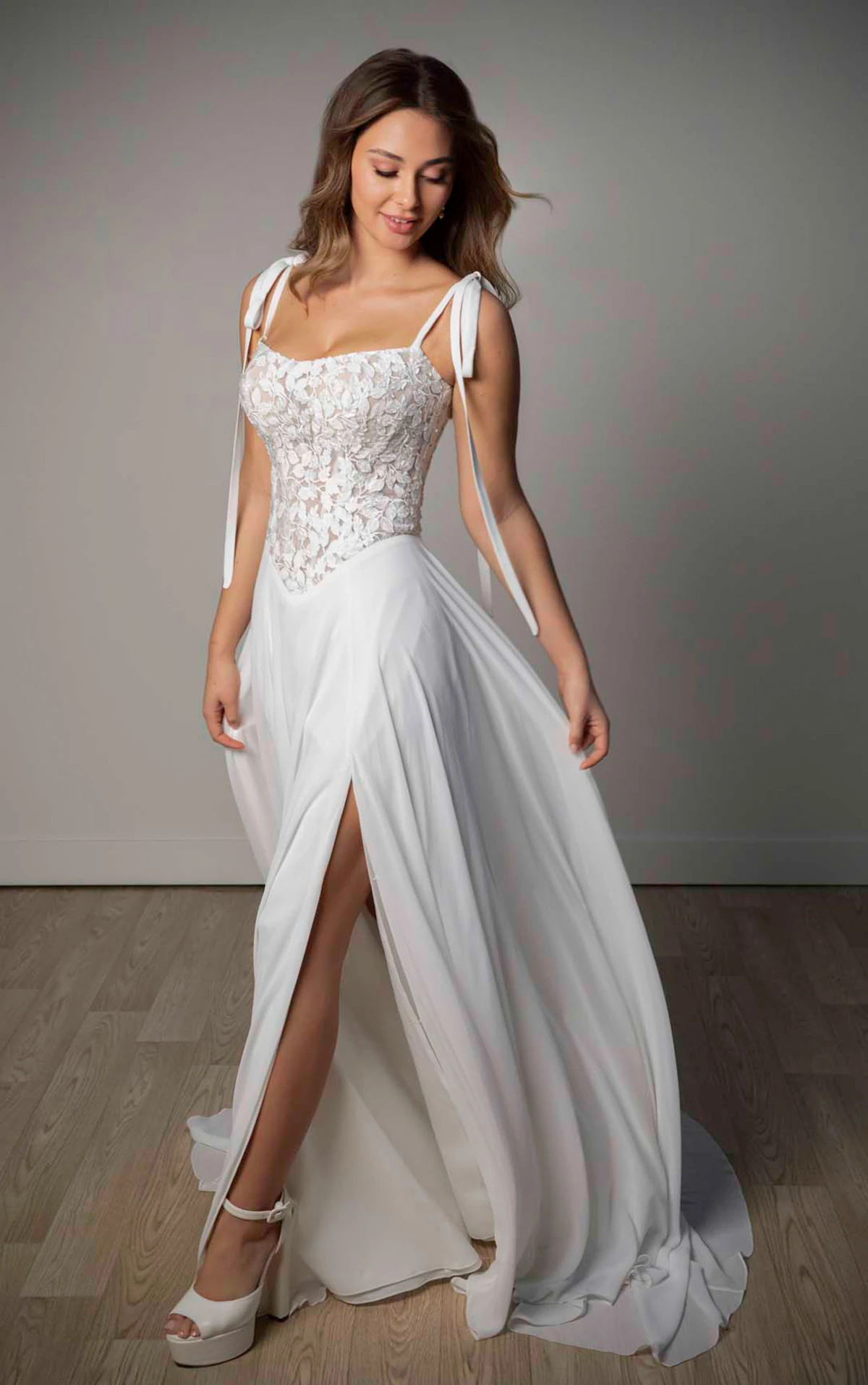 A-Linien-Brautkleid aus Spitze und mattem Chiffon mit Bindeträgern, SY8343, byStella York