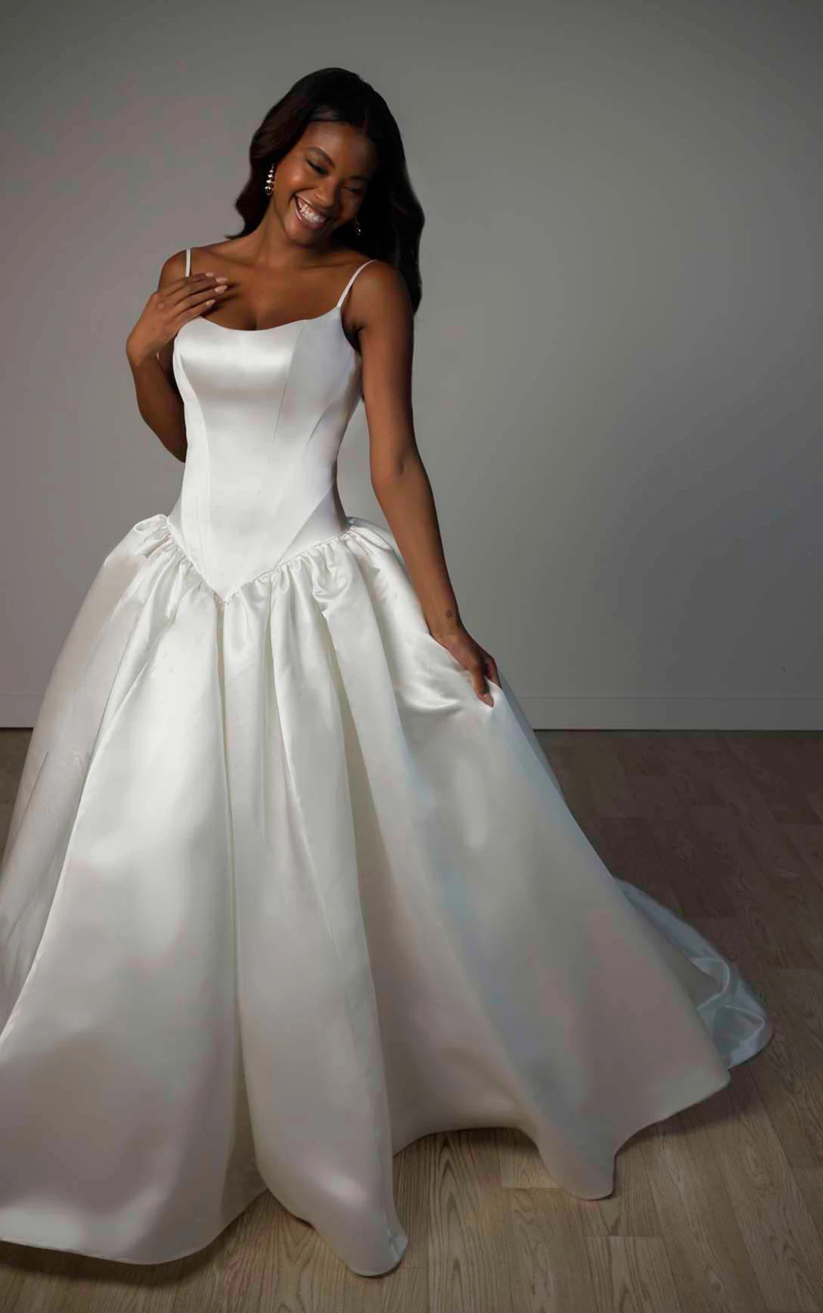 sy8334 Ball-Brautkleid aus Soft Satin mit Rundhalsausschnitt, Baskentaille und Taschen  by Stella York
