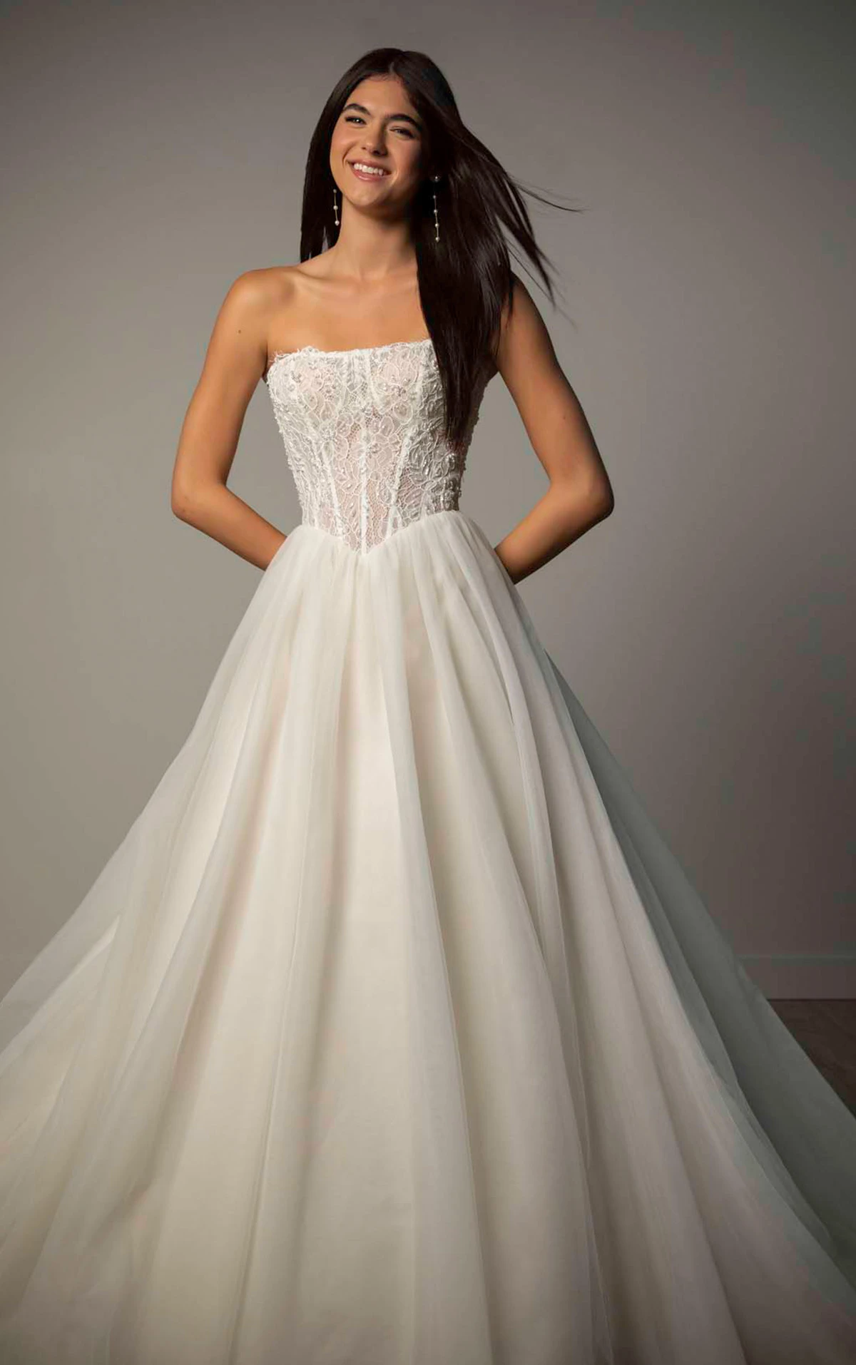 Trägerloses A-Linien-Brautkleid aus Spitze und Tüll mit perlenverziertem Korsettoberteil, SY8342, byStella York