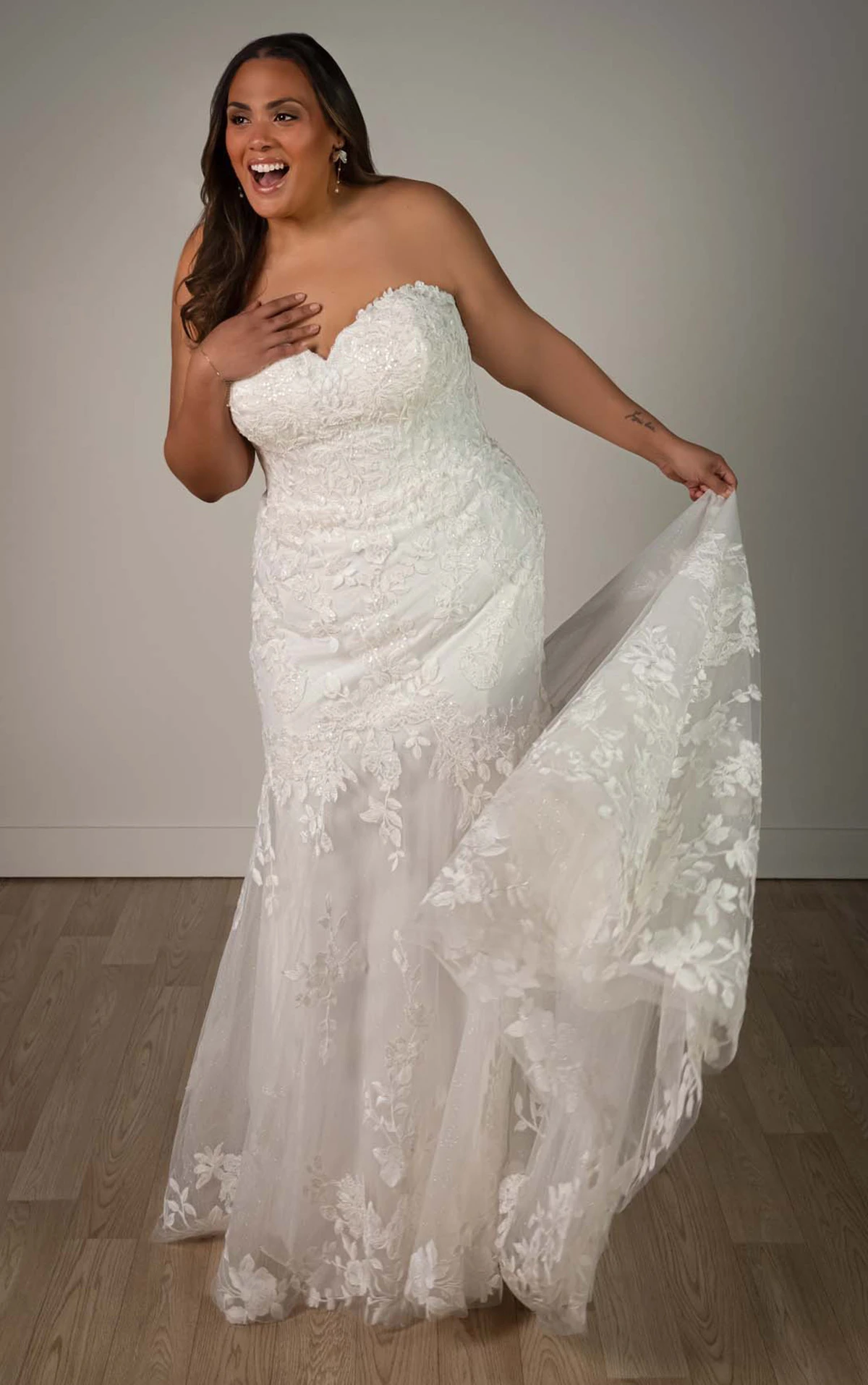 sy8332+ Plus Size Prinzessinnen-Brautkleid aus weichem Satin mit rundem Ausschnitt, Basken-Taille und Taschen  by Stella York