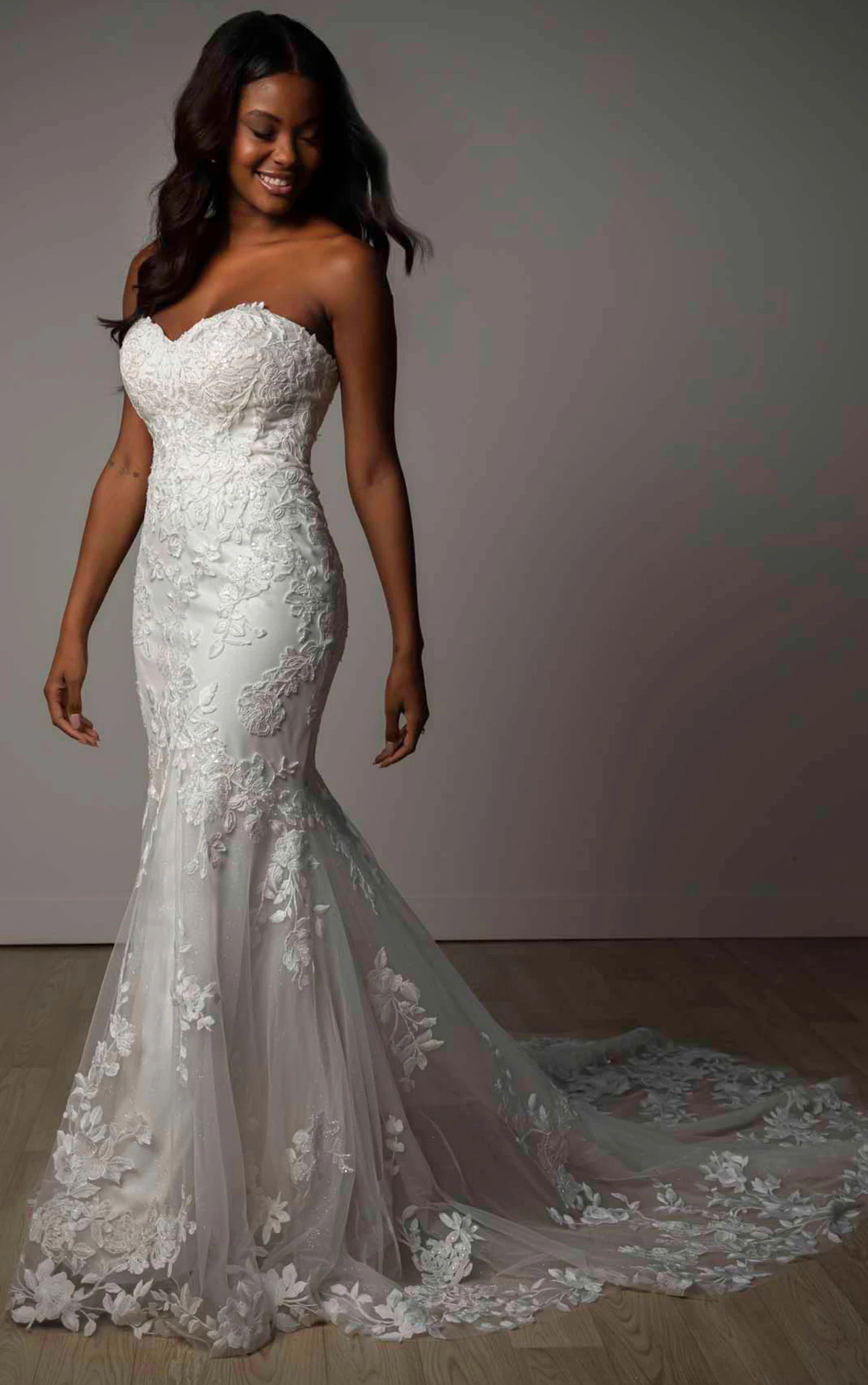 sy8332 Funkelndes Trompeten-Brautkleid aus Spitze und Tüll mit floralen Paillettenapplikationen  by Stella York