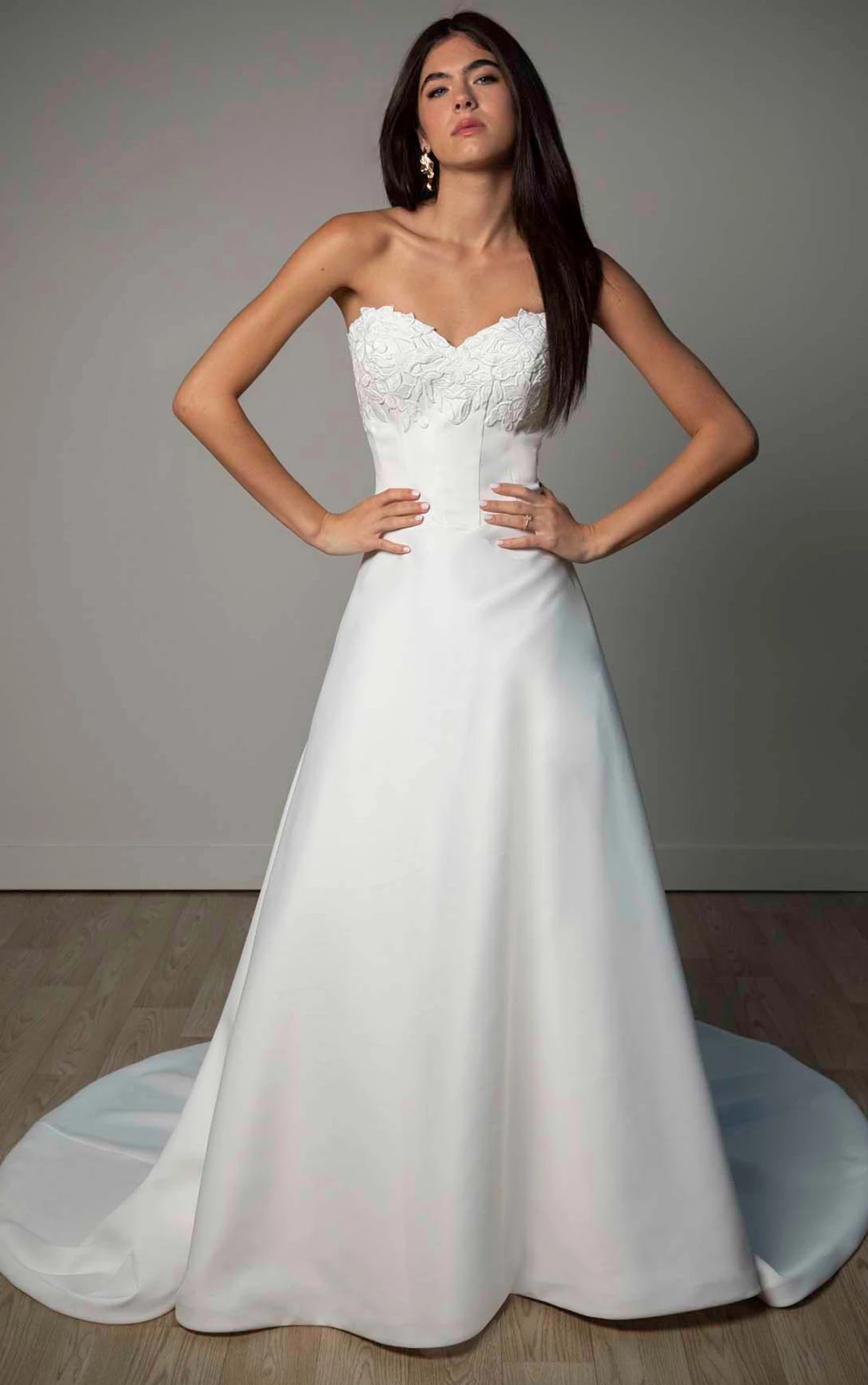 sy8328 Trägerloses A-Linien-Brautkleid aus Spitze und mattem Satin mit herzförmigem Ausschnitt  by Stella York