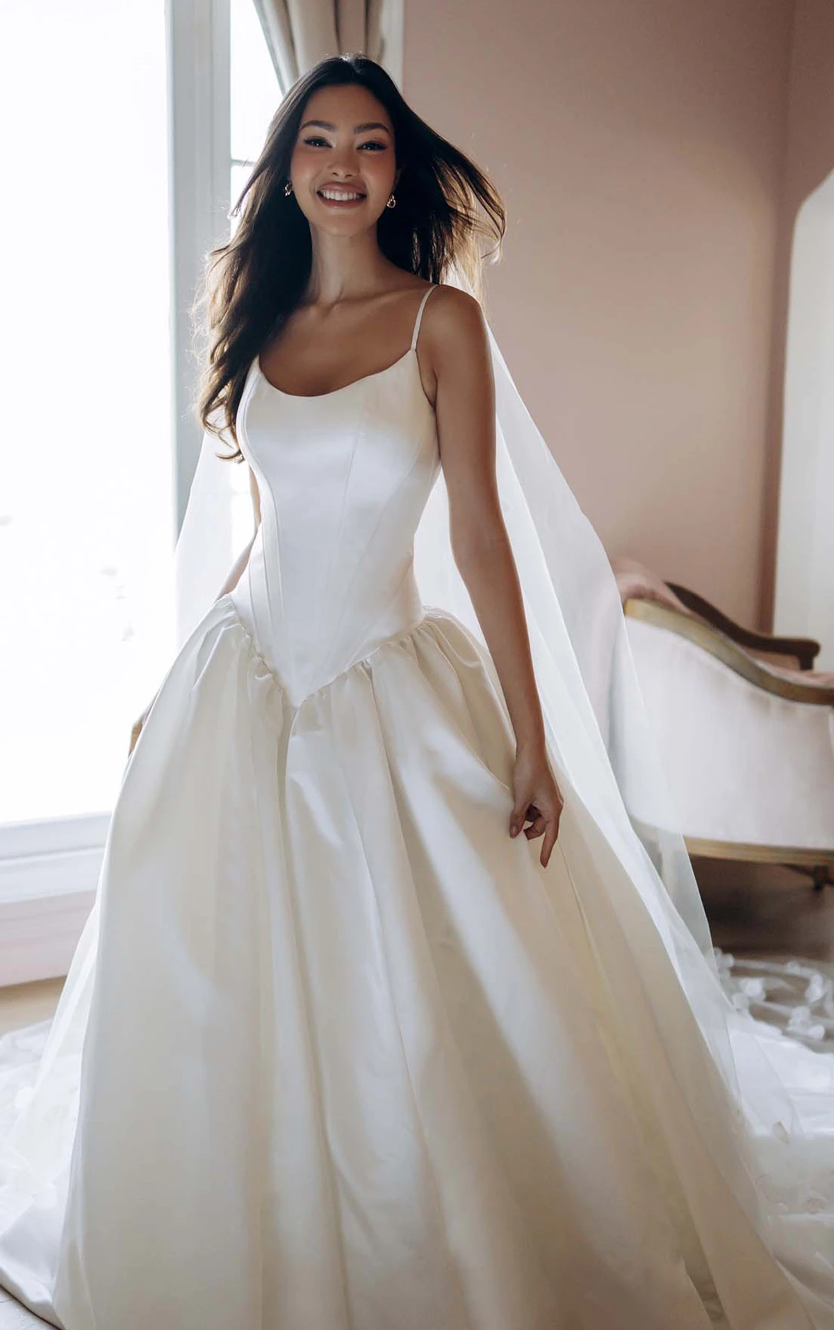 Ball-Brautkleid aus Soft Satin mit Rundhalsausschnitt, Baskentaille und Taschen, SY8334, byStella York