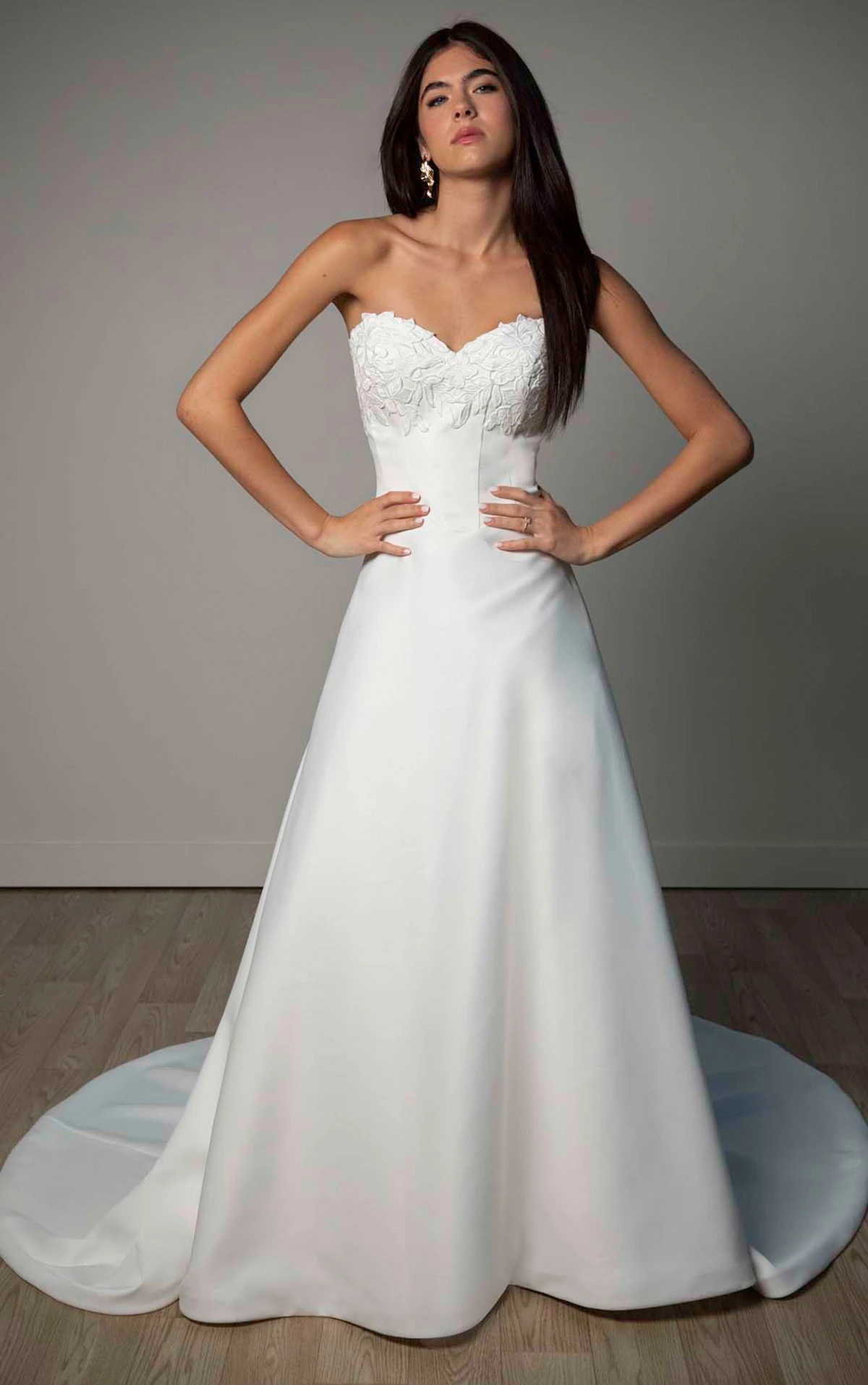Trägerloses A-Linien-Brautkleid aus Spitze und mattem Satin mit herzförmigem Ausschnitt, SY8328, byStella York