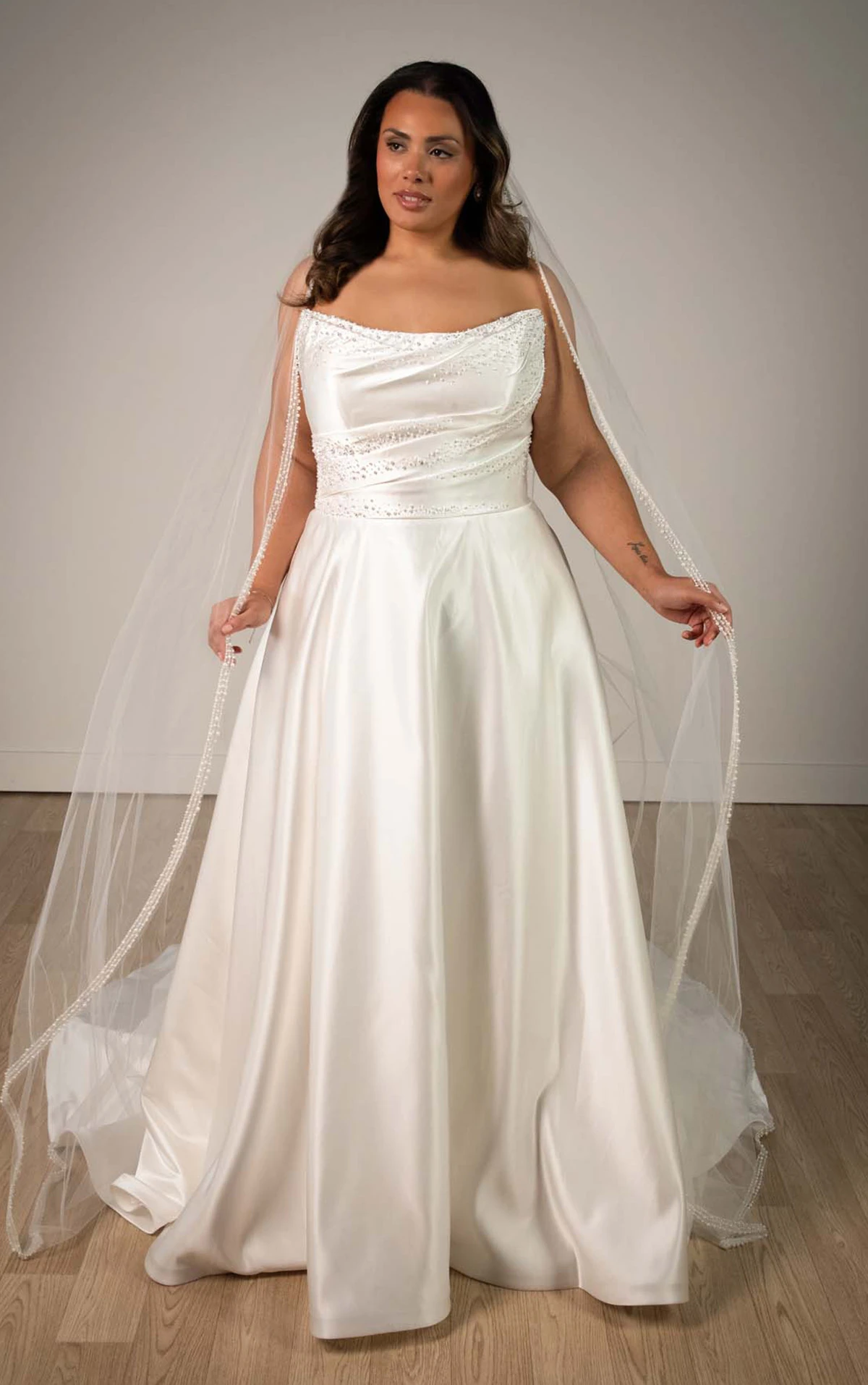 sy8318+ Plus Size trägerloses A-Linien-Brautkleid aus Satin mit Perlenstickerei und Taschen  by Stella York