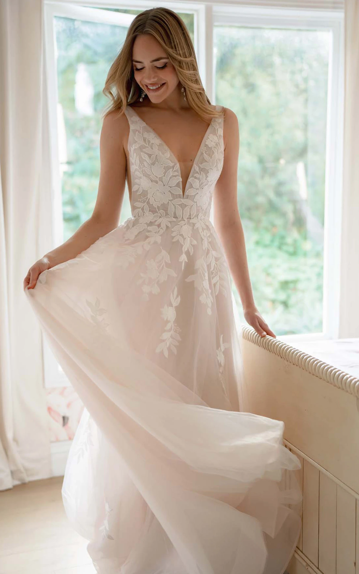 A-Linien-Brautkleid aus Spitze und Tüll mit V-Ausschnitt und tiefen Illusionsdetails, SY8316, byStella York