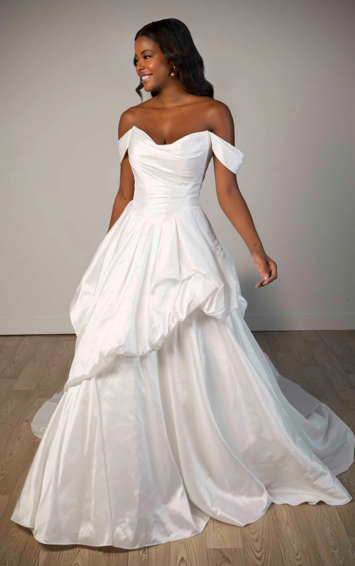Schulterfreies Ball-Brautkleid aus schimmerndem Organza mit gerafftem Oberteil und Volants, SY8309, byStella York