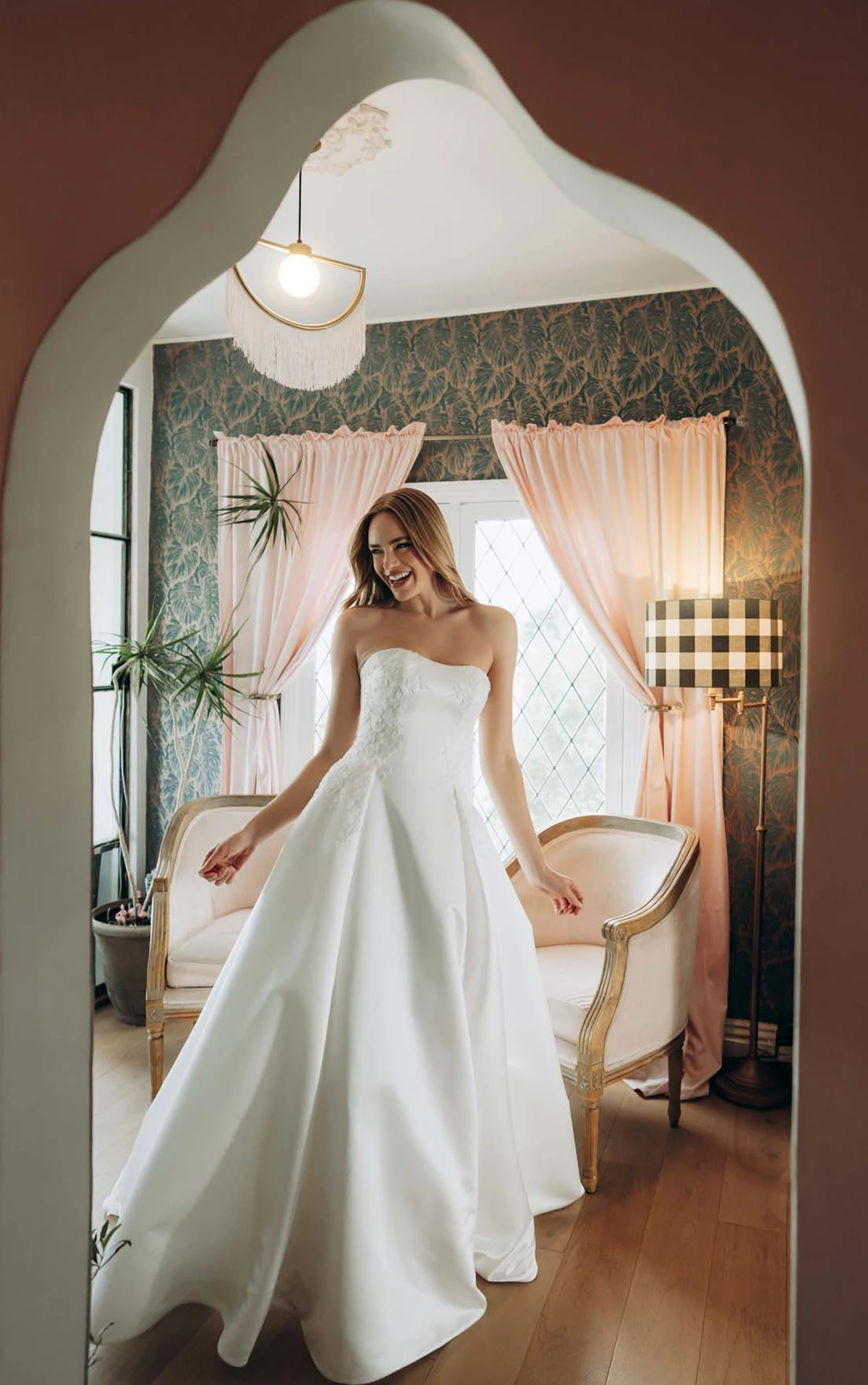 Trägerloses A-Linien-Brautkleid aus Spitze und Grand Satin mit wellenförmiger zugeschnittener Schleppe, SY8279, byStella York