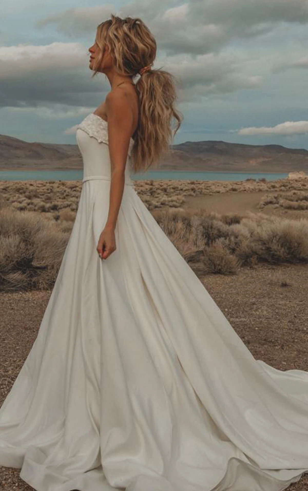 Schlichtes trägerloses Brautkleid mit Taschen, 7045, byStella York
