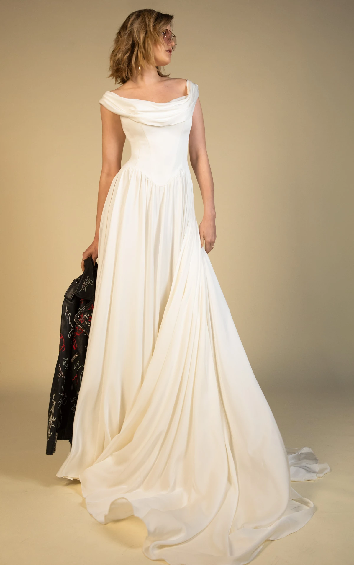 cosete Schulterfreies A-Linien-Brautkleid aus Seide mit abgesetzter Baskentaille by All Who Wander