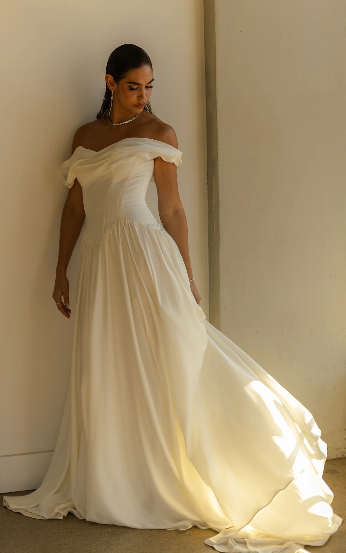 cosete Schulterfreies A-Linien-Brautkleid aus Seide mit abgesetzter Baskentaille by All Who Wander