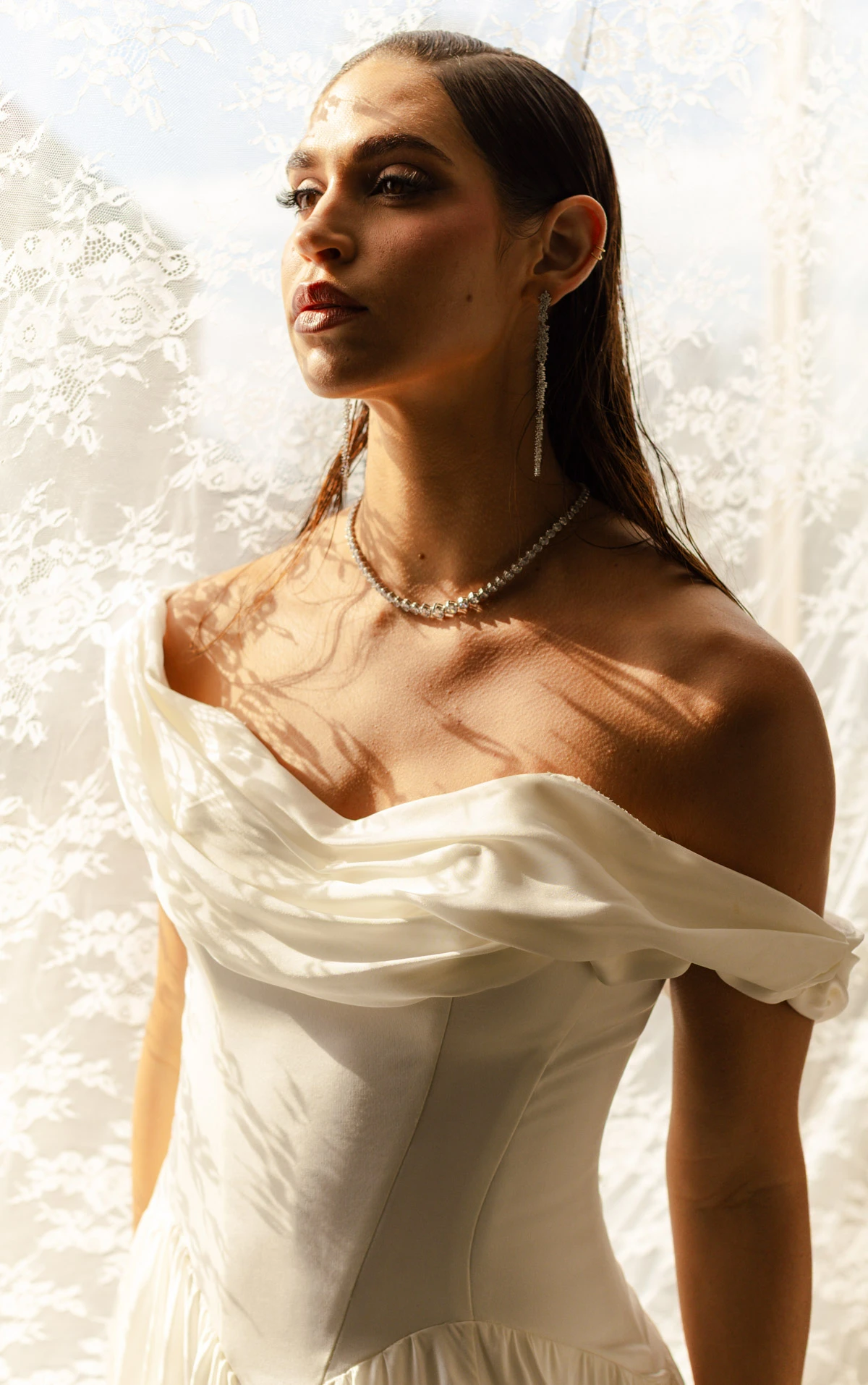 cosete Schulterfreies A-Linien-Brautkleid aus Seide mit abgesetzter Baskentaille by All Who Wander