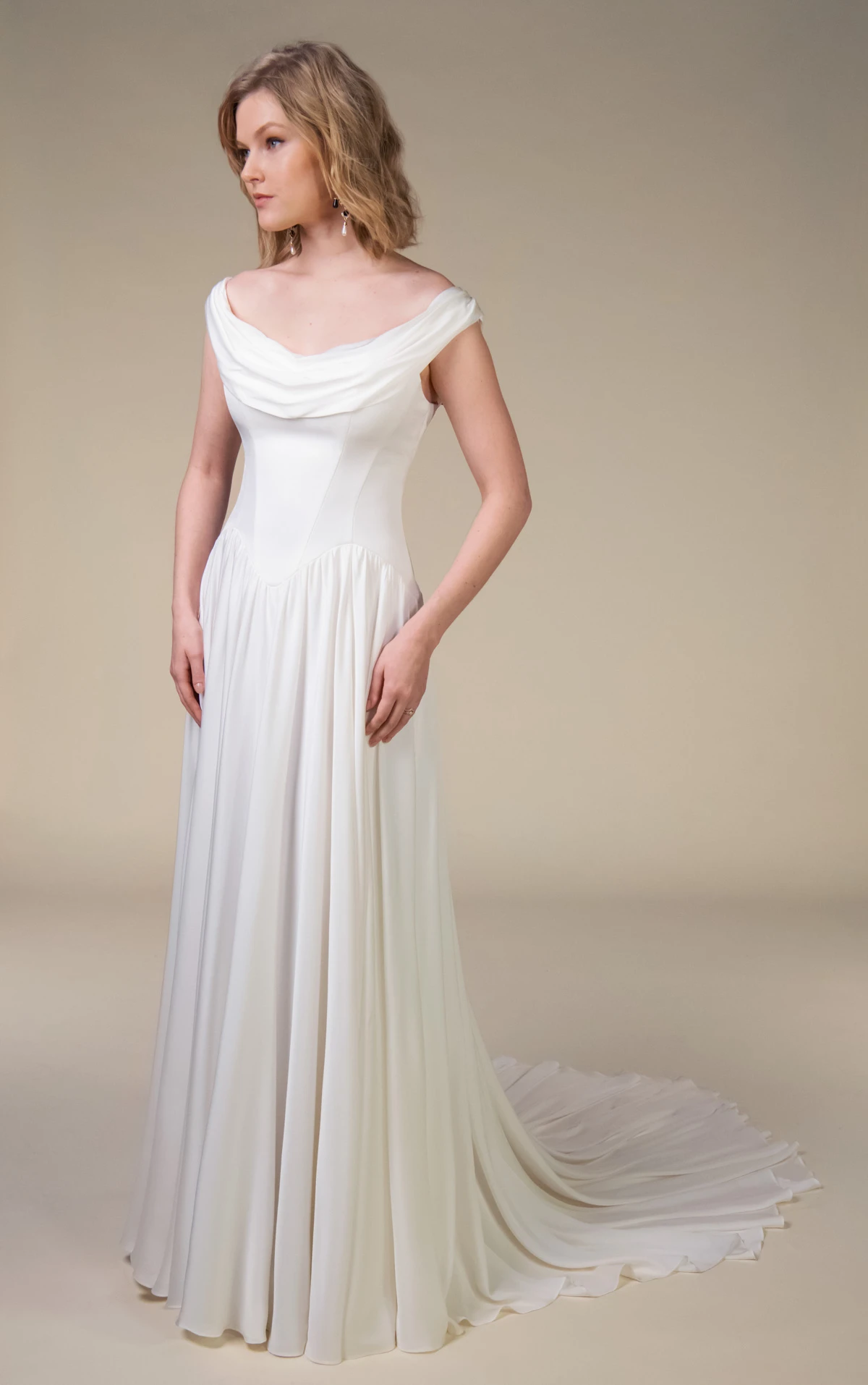 cosete Schulterfreies A-Linien-Brautkleid aus Seide mit abgesetzter Baskentaille by All Who Wander