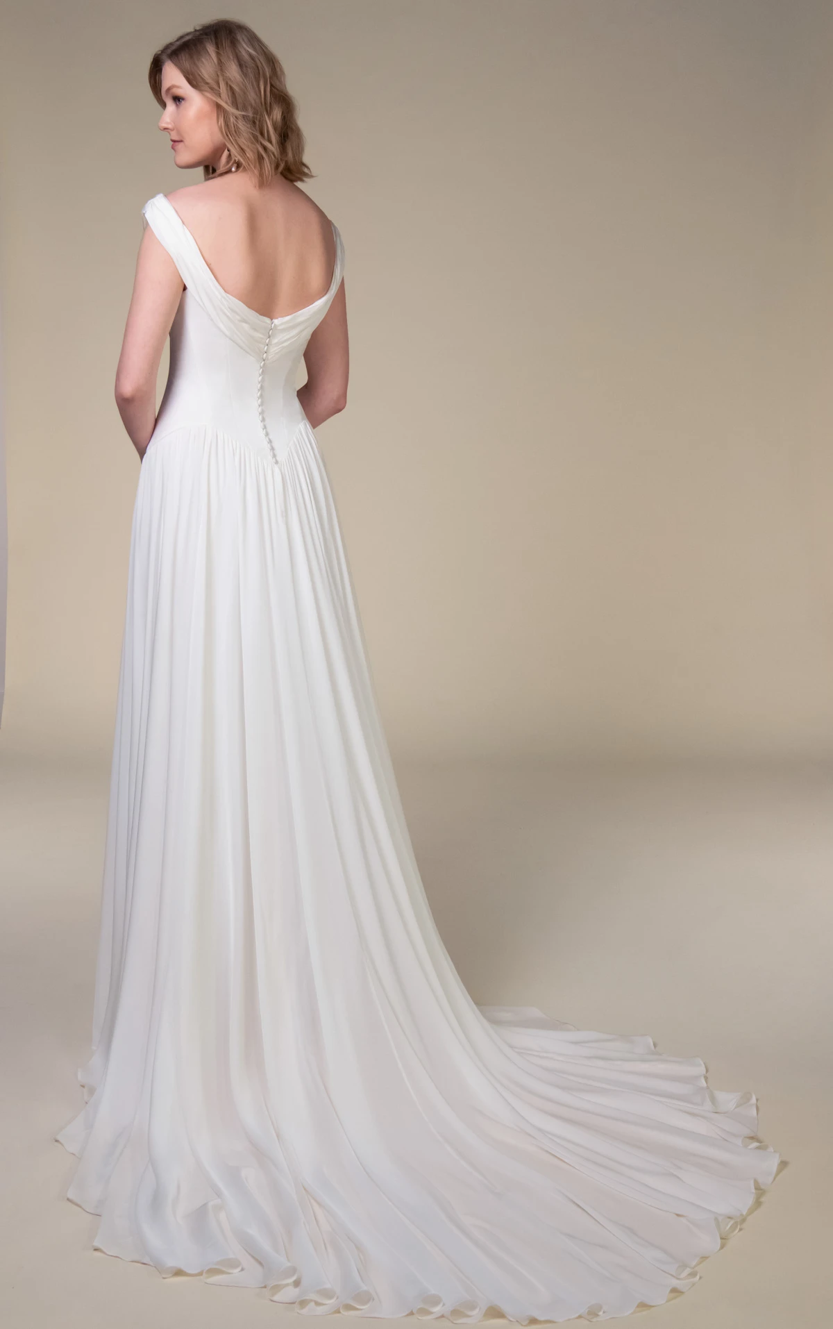 cosete Schulterfreies A-Linien-Brautkleid aus Seide mit abgesetzter Baskentaille by All Who Wander