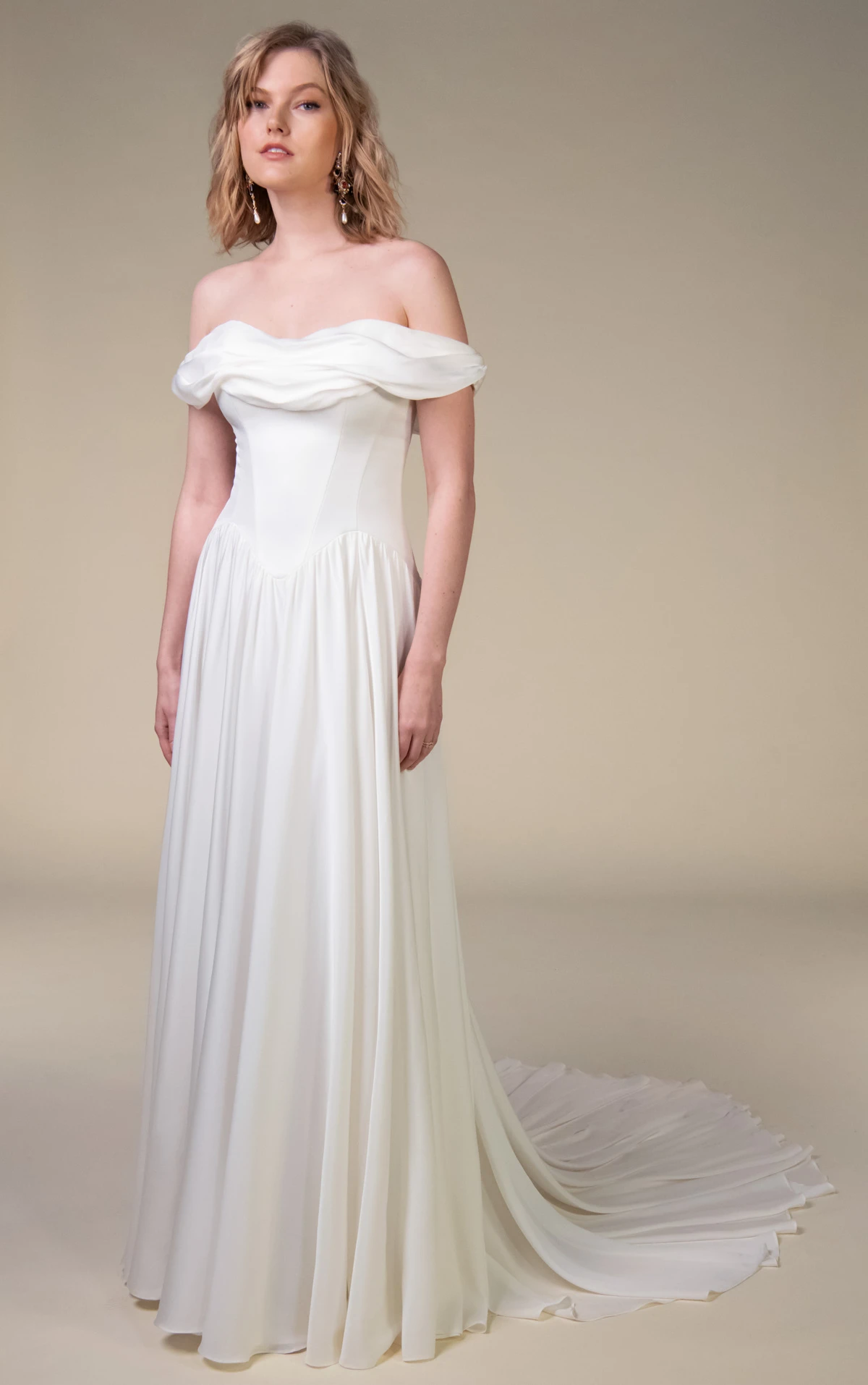 cosete Schulterfreies A-Linien-Brautkleid aus Seide mit abgesetzter Baskentaille by All Who Wander