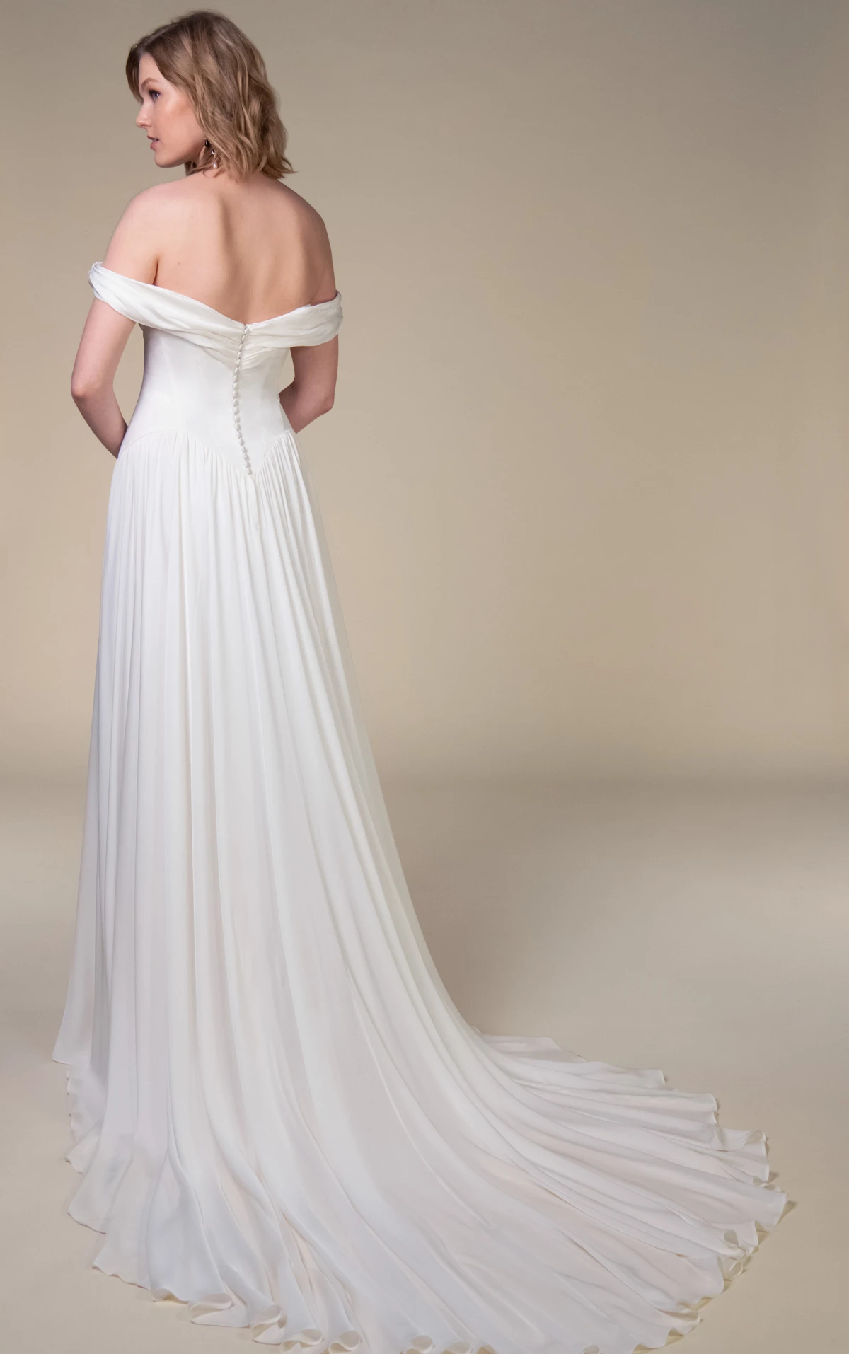 cosete Schulterfreies A-Linien-Brautkleid aus Seide mit abgesetzter Baskentaille by All Who Wander