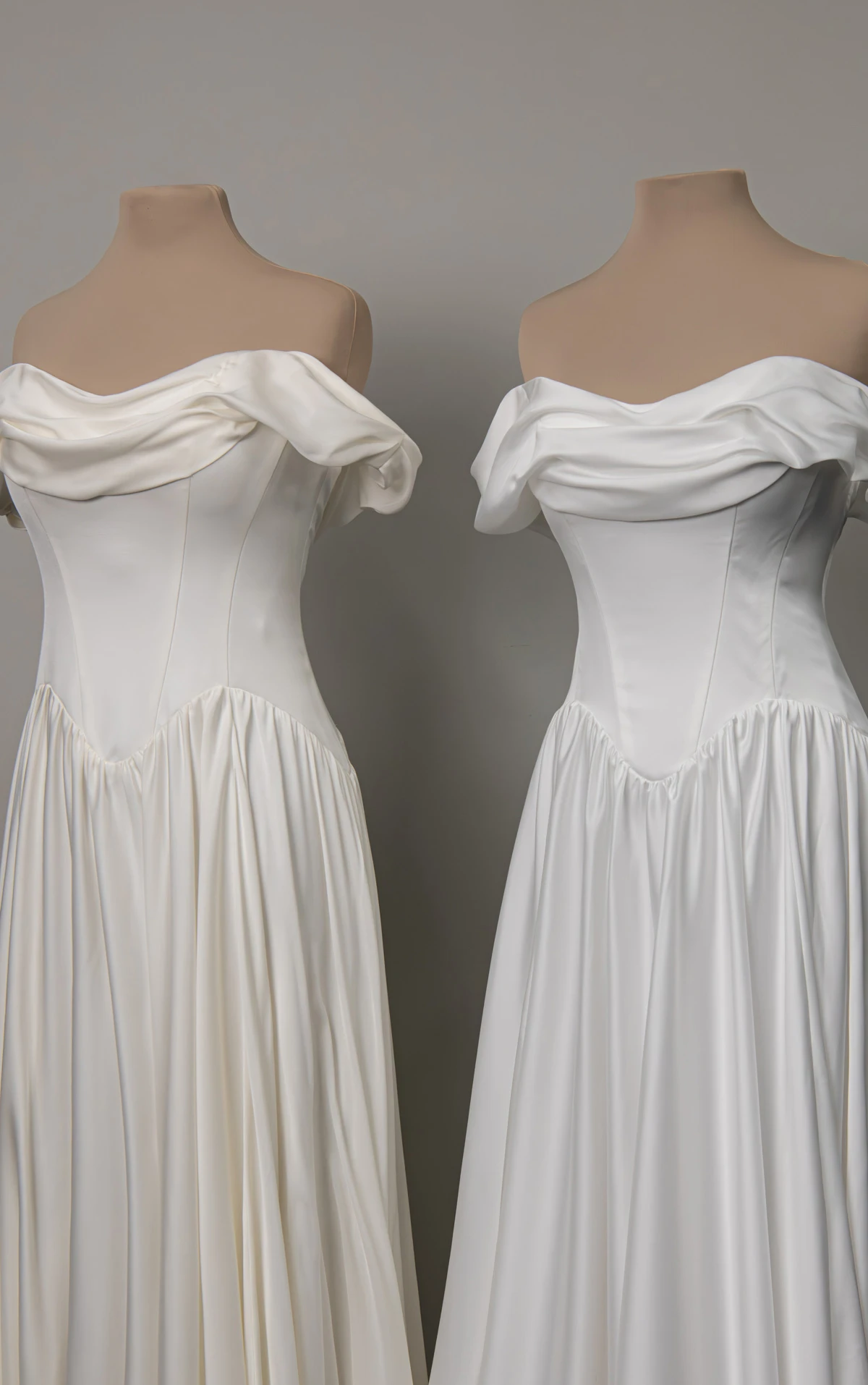 cosete Schulterfreies A-Linien-Brautkleid aus Seide mit abgesetzter Baskentaille by All Who Wander