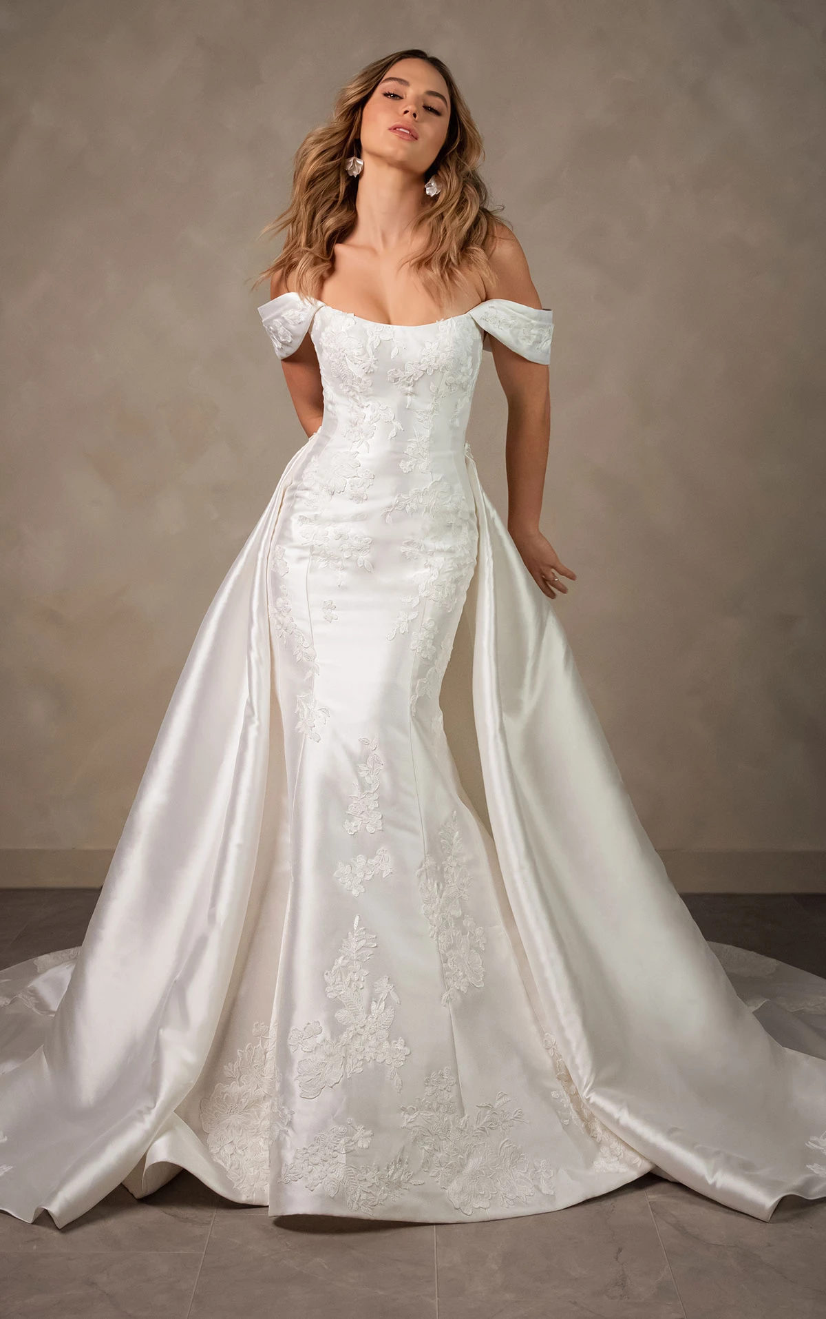 d4493 Elegantes Fit-and-Flare-Brautkleid aus matter Spitze und Mikado mit abnehmbarem Überrock  by Essense of Australia