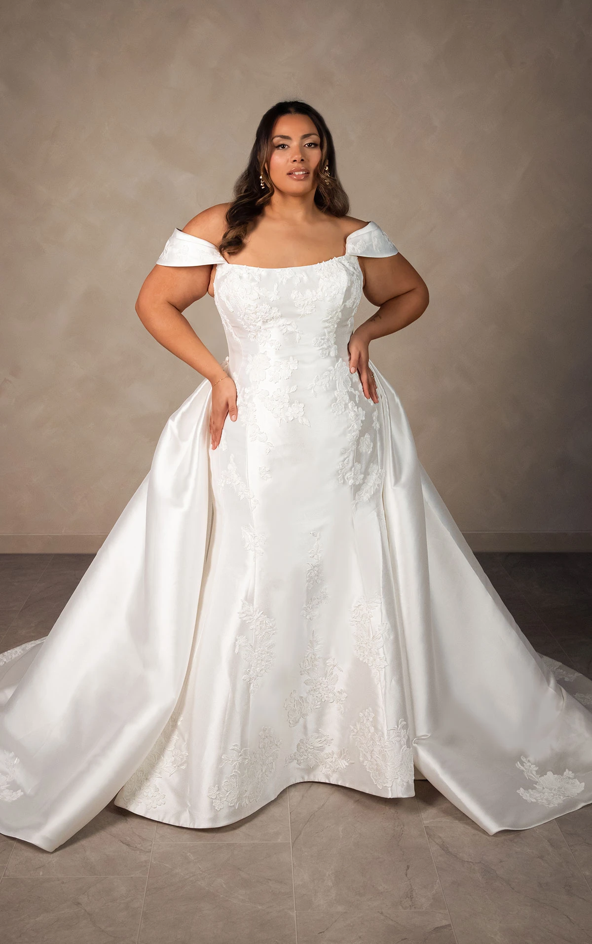 d4493 Elegantes Fit-and-Flare-Brautkleid aus matter Spitze und Mikado mit abnehmbarem Überrock  by Essense of Australia