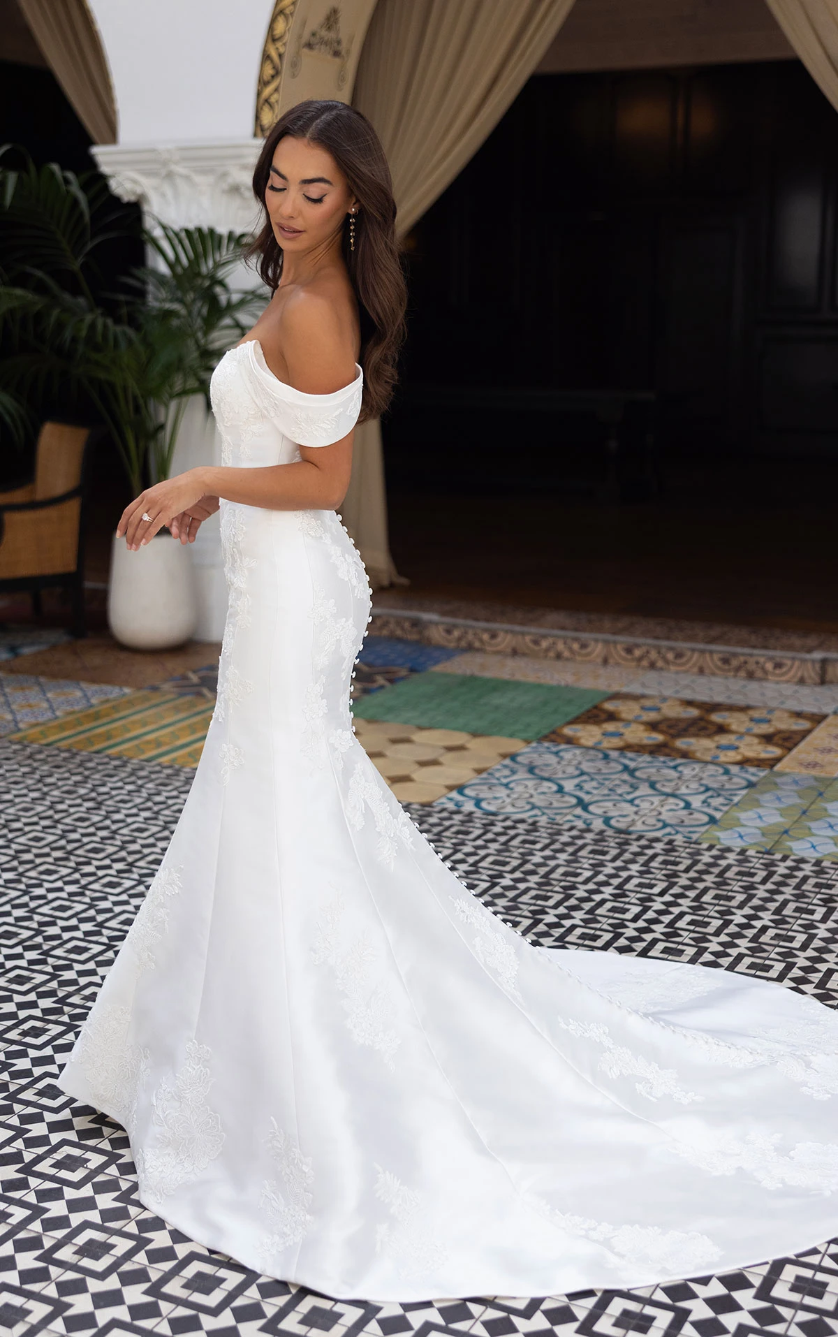 d4493 Elegantes Fit-and-Flare-Brautkleid aus matter Spitze und Mikado mit abnehmbarem Überrock  by Essense of Australia