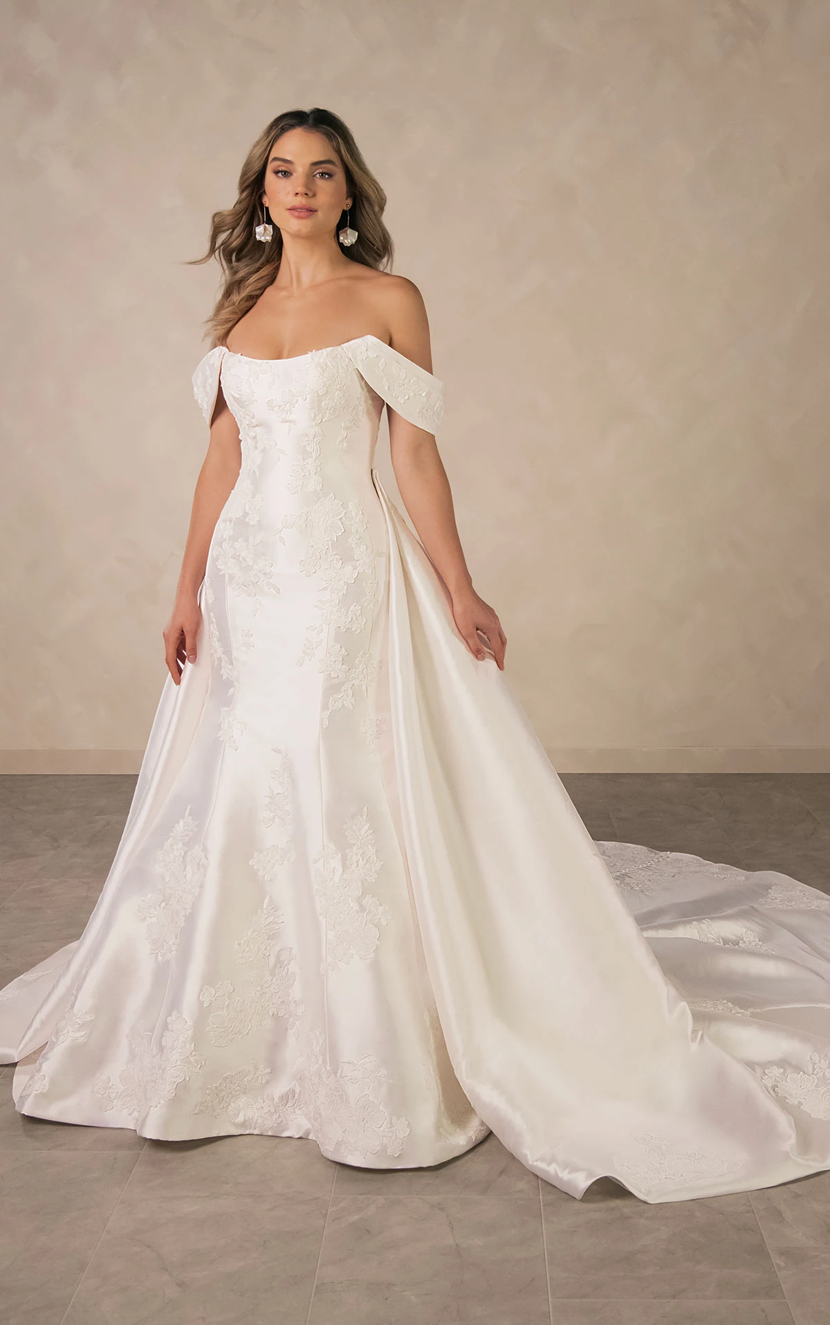 d4493 Elegantes Fit-and-Flare-Brautkleid aus matter Spitze und Mikado mit abnehmbarem Überrock  by Essense of Australia