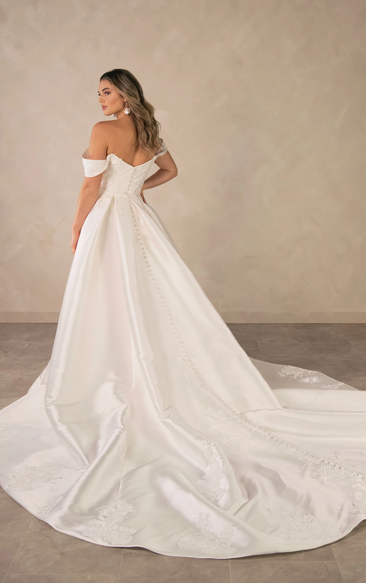 d4493 Elegantes Fit-and-Flare-Brautkleid aus matter Spitze und Mikado mit abnehmbarem Überrock  by Essense of Australia
