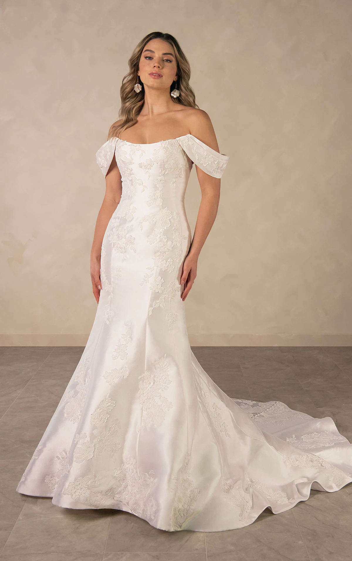 d4493 Elegantes Fit-and-Flare-Brautkleid aus matter Spitze und Mikado mit abnehmbarem Überrock  by Essense of Australia