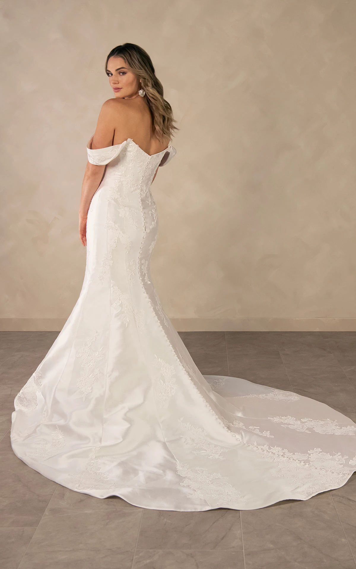 d4493 Elegantes Fit-and-Flare-Brautkleid aus matter Spitze und Mikado mit abnehmbarem Überrock  by Essense of Australia