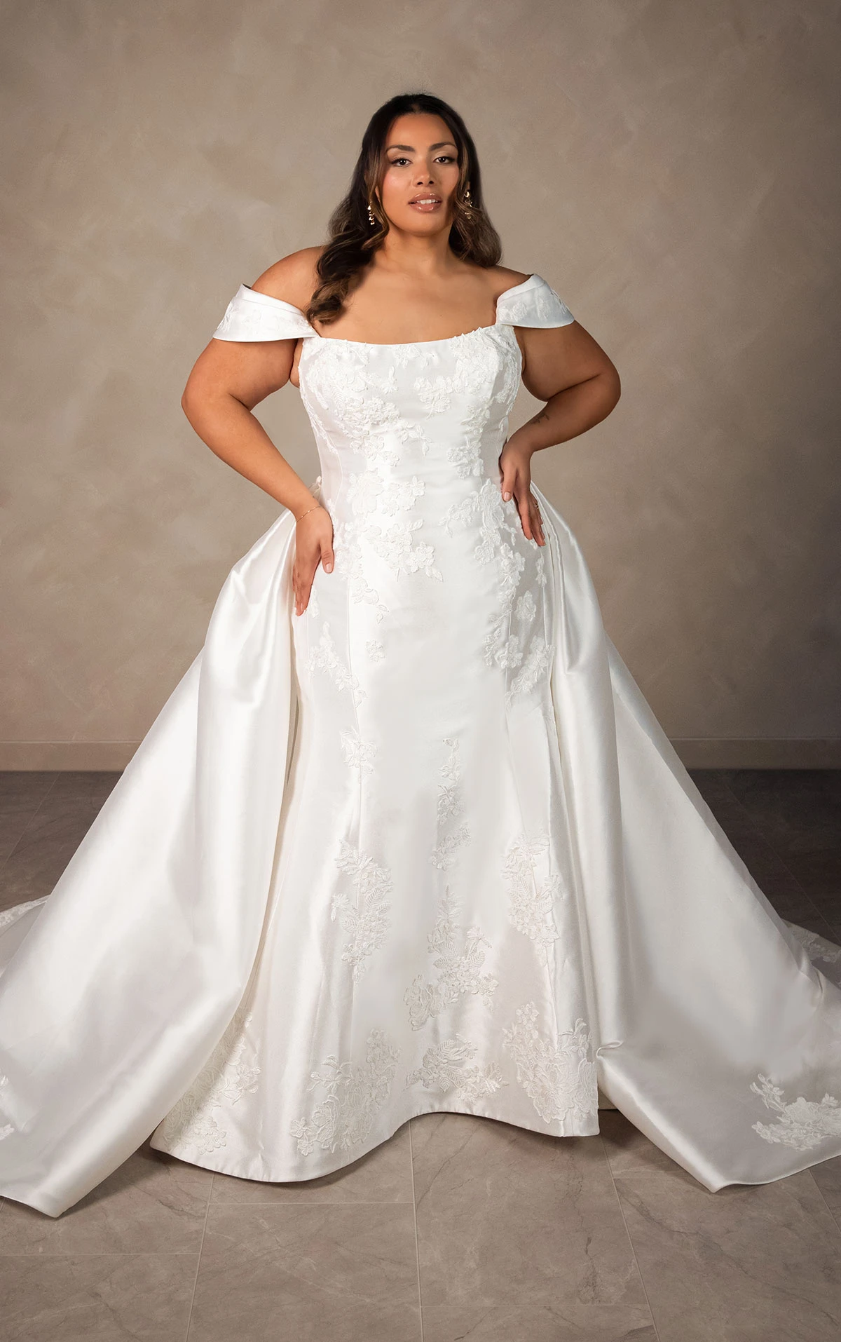 Elegantes Fit-and-Flare-Brautkleid in Übergröße aus matter Spitze und Mikado mit abnehmbarem Übberrock, D4493+, byEssense of Australia