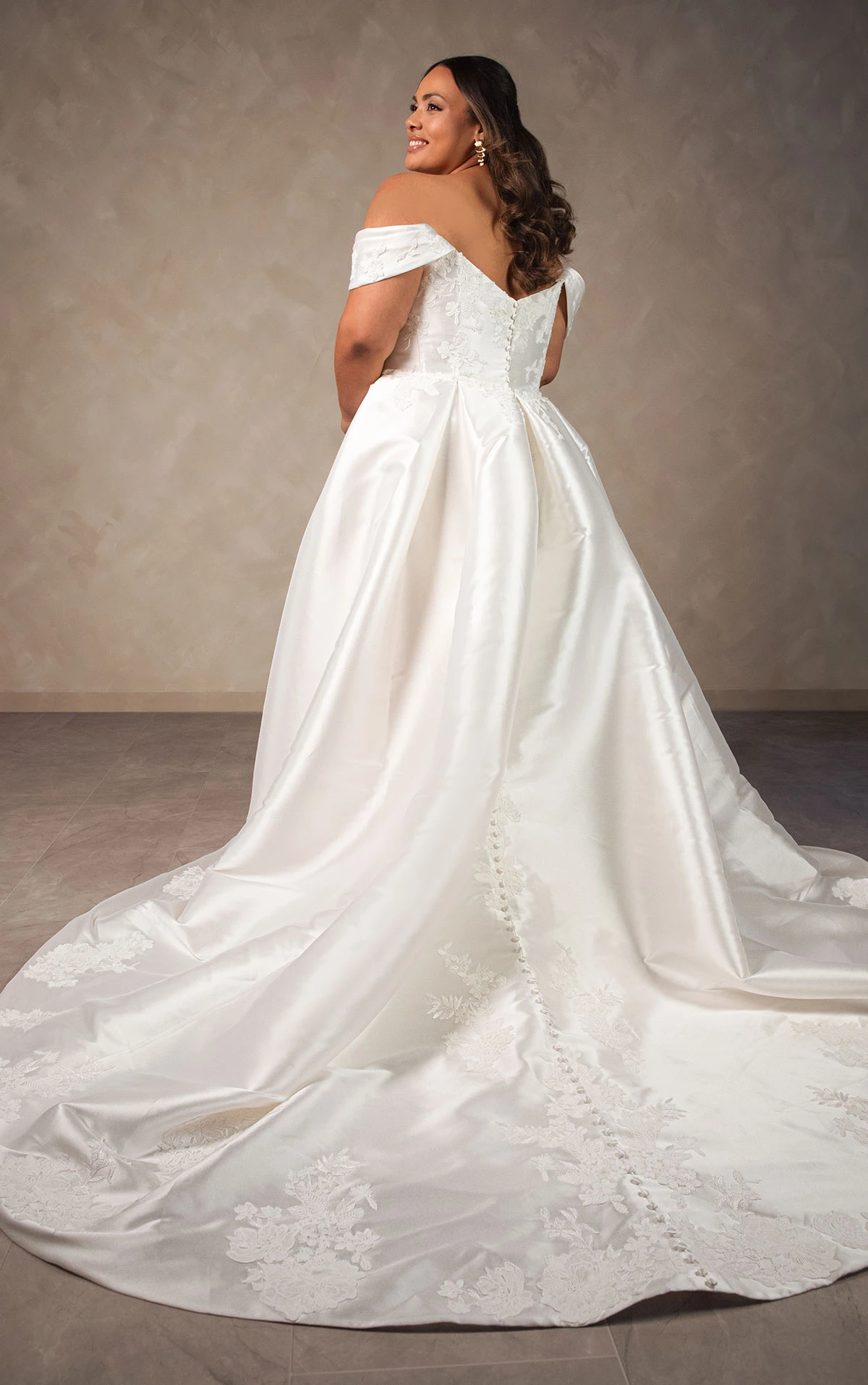 d4493+ Elegantes Fit-and-Flare-Brautkleid in Übergröße aus matter Spitze und Mikado mit abnehmbarem Übberrock  by Essense of Australia