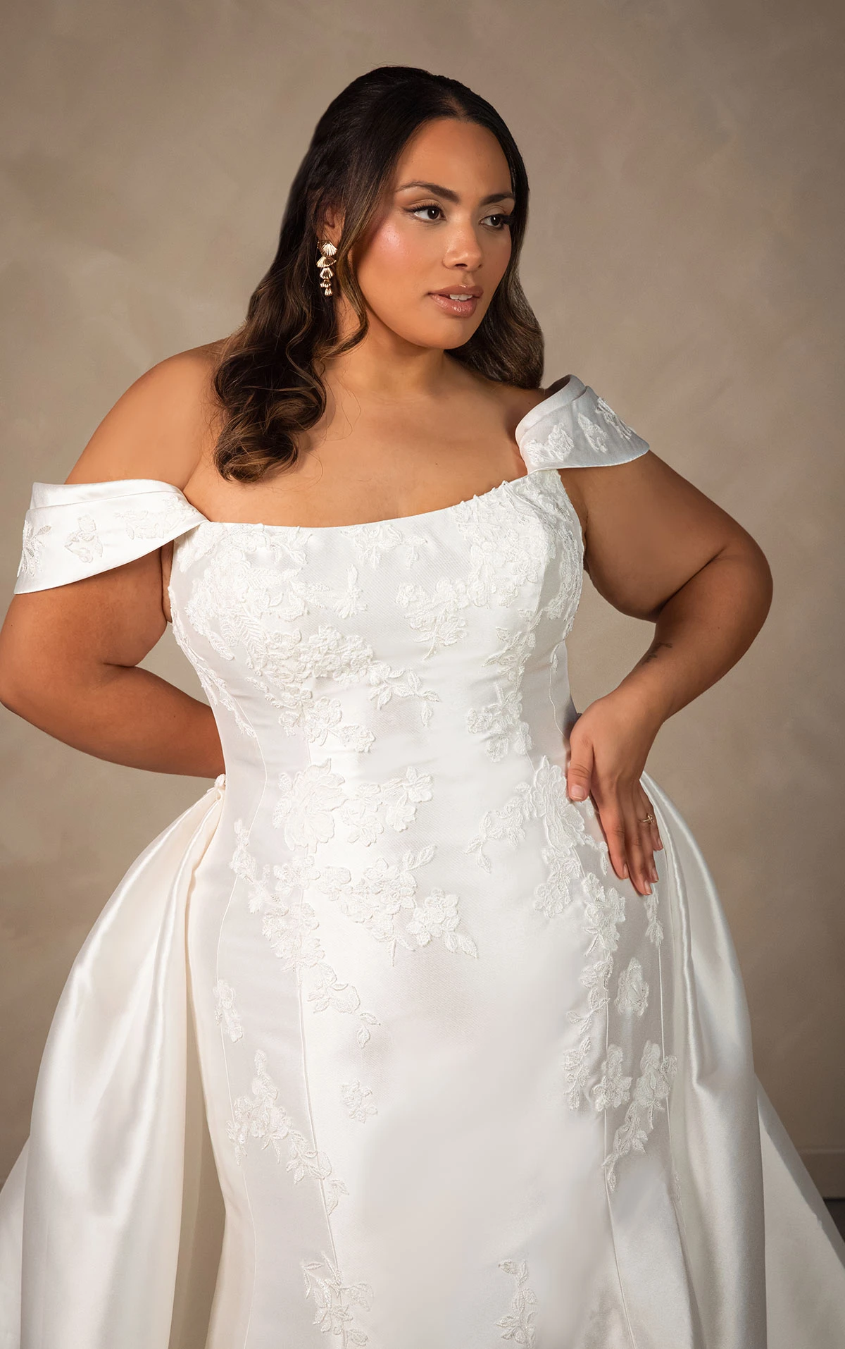 d4493+ Elegantes Fit-and-Flare-Brautkleid in Übergröße aus matter Spitze und Mikado mit abnehmbarem Übberrock  by Essense of Australia